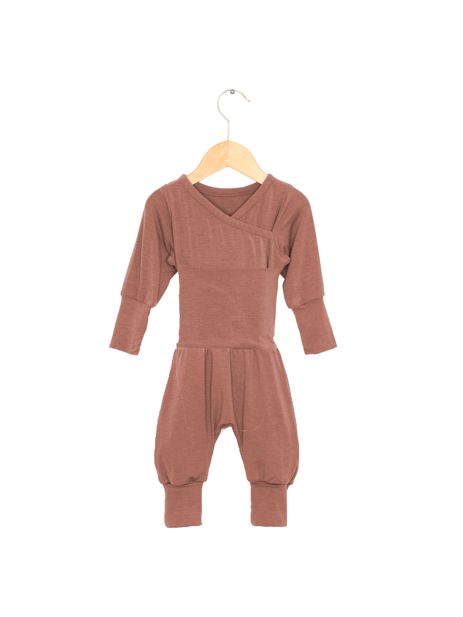 Loopstrampler Kaschmir-Mix - Zimt: Ein langärmeliger Baby-Strampler aus Kaschmir-Micromodal-Mix mit Wickelausschnitt, elastischen Knöchelbündchen und einzigartigem Loop, auf einem Holzkleiderbügel präsentiert.