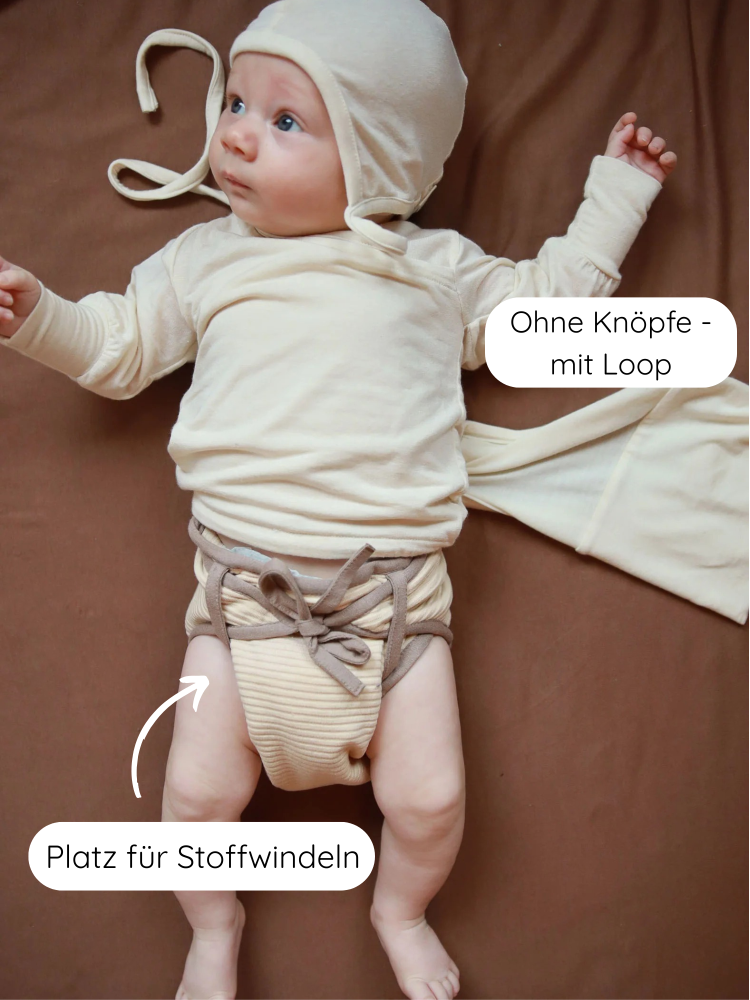 Baby trägt Loopbody Bambusviskose - Natur, mit weichem, knopflosem Design und Loopverschluss, ideal für Stoffwindeln. Das Material ist atmungsaktiv, antibakteriell und passt sich dem Baby sanft an.