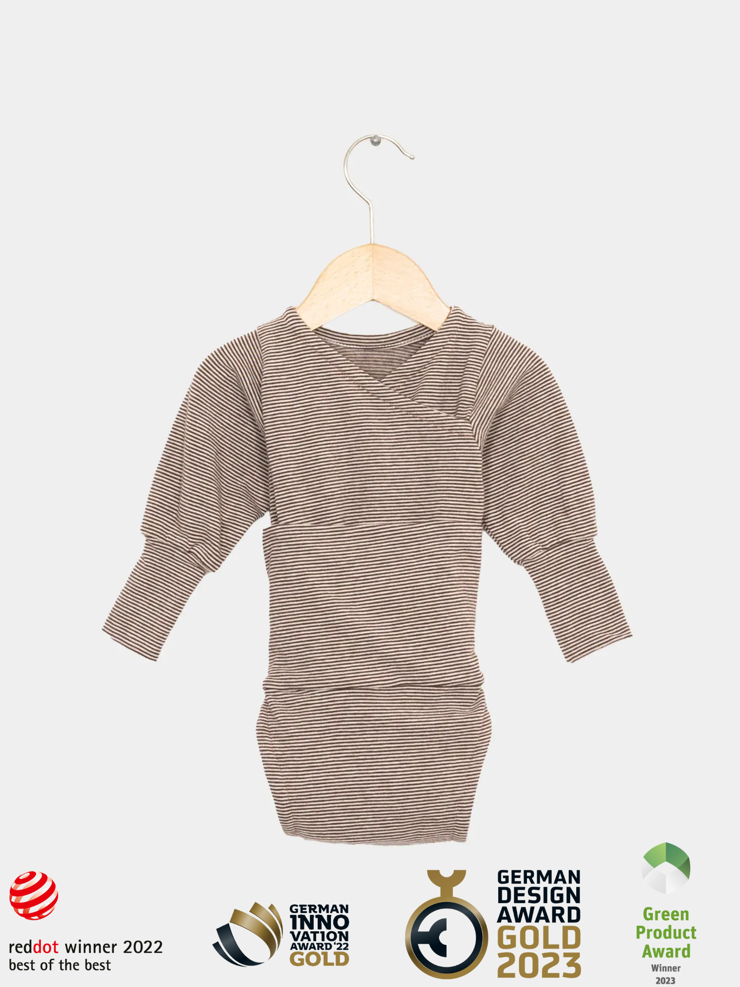 Loopbody Bio-Baumwolle-Ringel Schoko: Langarm-Babybody mit braun-weißen Streifen auf Holzkleiderbügel, mehrfach ausgezeichnet für Nachhaltigkeit und Design, aus weicher Bio-Baumwolle, mitwachsend bis zu einem Jahr.