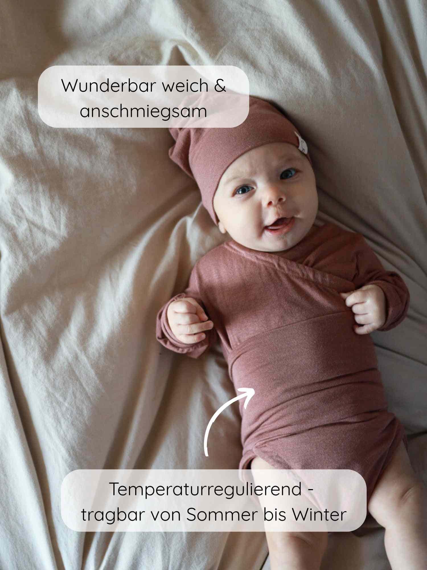 Baby in einem Loopbody Kaschmir-Mix - mitwachsender Babybody - Zimt. Der Body ist wickelstil, ohne Knöpfe, weich und temperaturregulierend, ideal von Sommer bis Winter.
