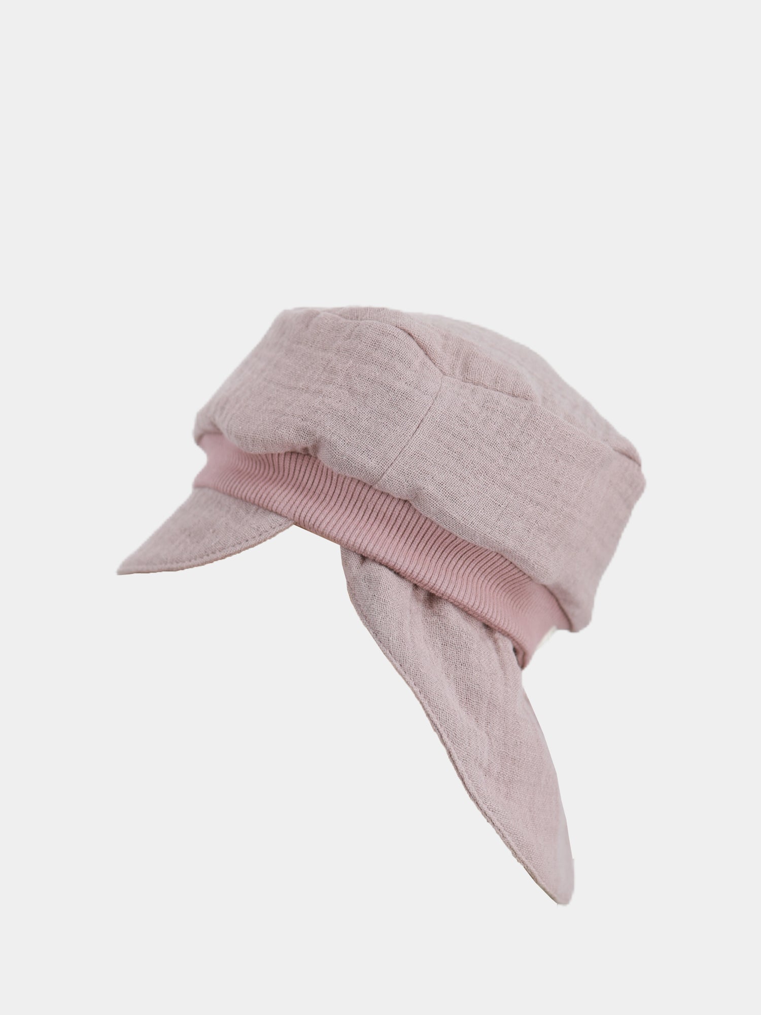 Musselin-Michelmütze mit Nackenschutz - Puder, eine leichte Sommermütze im Baker-Boy-Stil mit kleinem Visier, elastischem Bündchen und lockerem Stoff am Hinterkopf, ideal für Sonnenschutz und Tragekomfort.