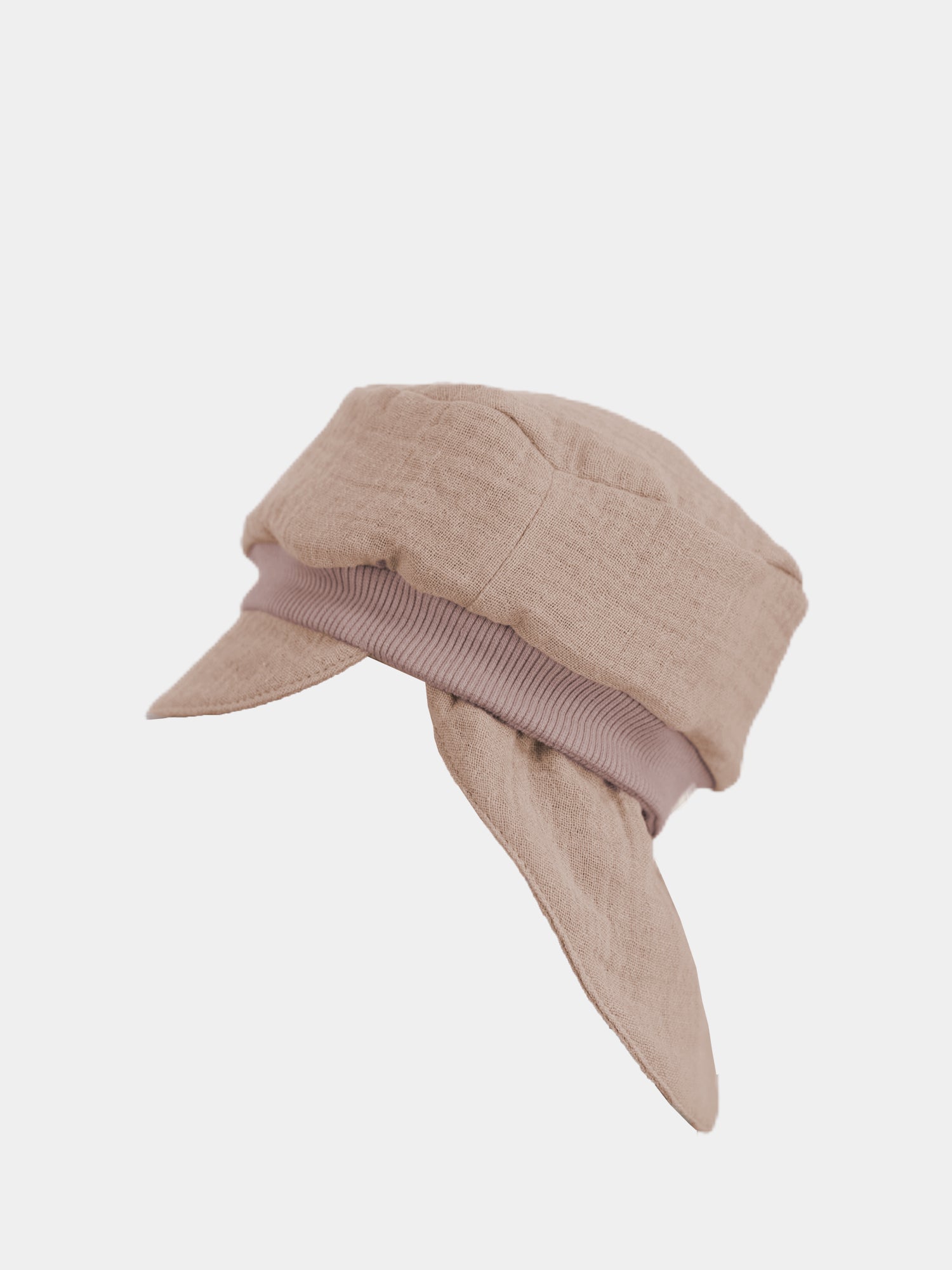 Die Michelmütze Musselin mit Nackenschutz - Milchkaffee zeigt eine beige-krempige Kappe aus locker gewebtem Stoff, mit kurzem Schirm und Nackenschutz, ideal für sommerlichen Sonnenschutz und Komfort.