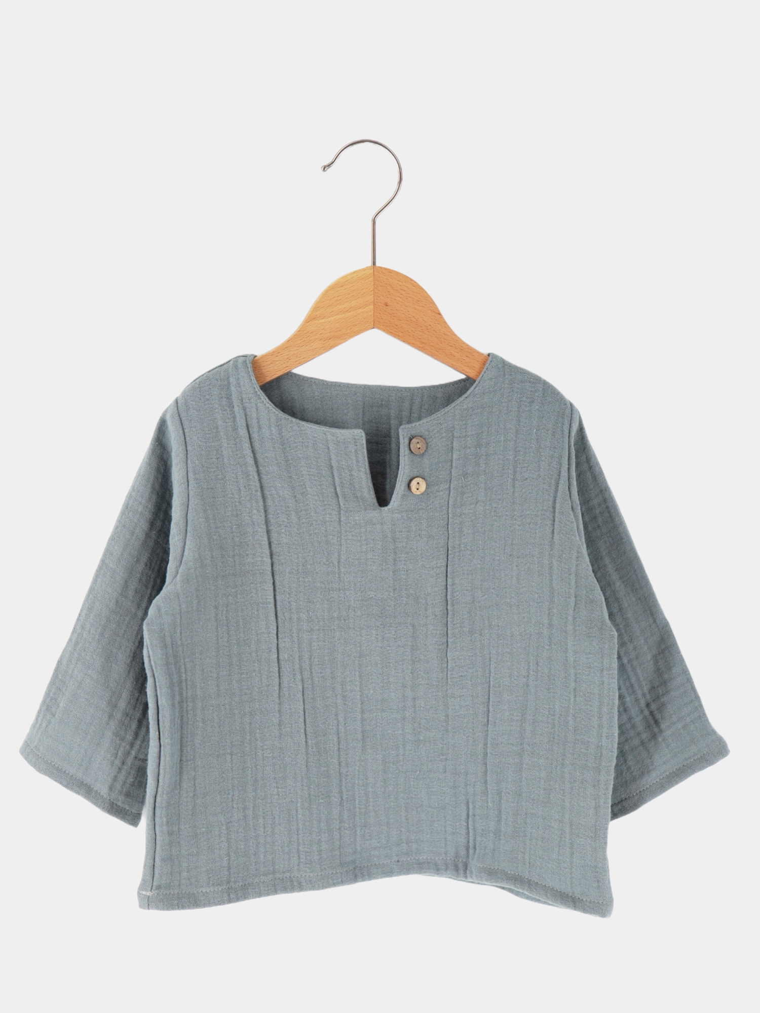 Hemdchen Musselin - Eisblau: Luftig leichtes, handgefertigtes Musselin-Shirt aus 100% Baumwolle, perfekt für Sommer und Winter, geeignet für Alltag und festliche Anlässe, gefertigt im PETIT COCHON Atelier in Berlin.