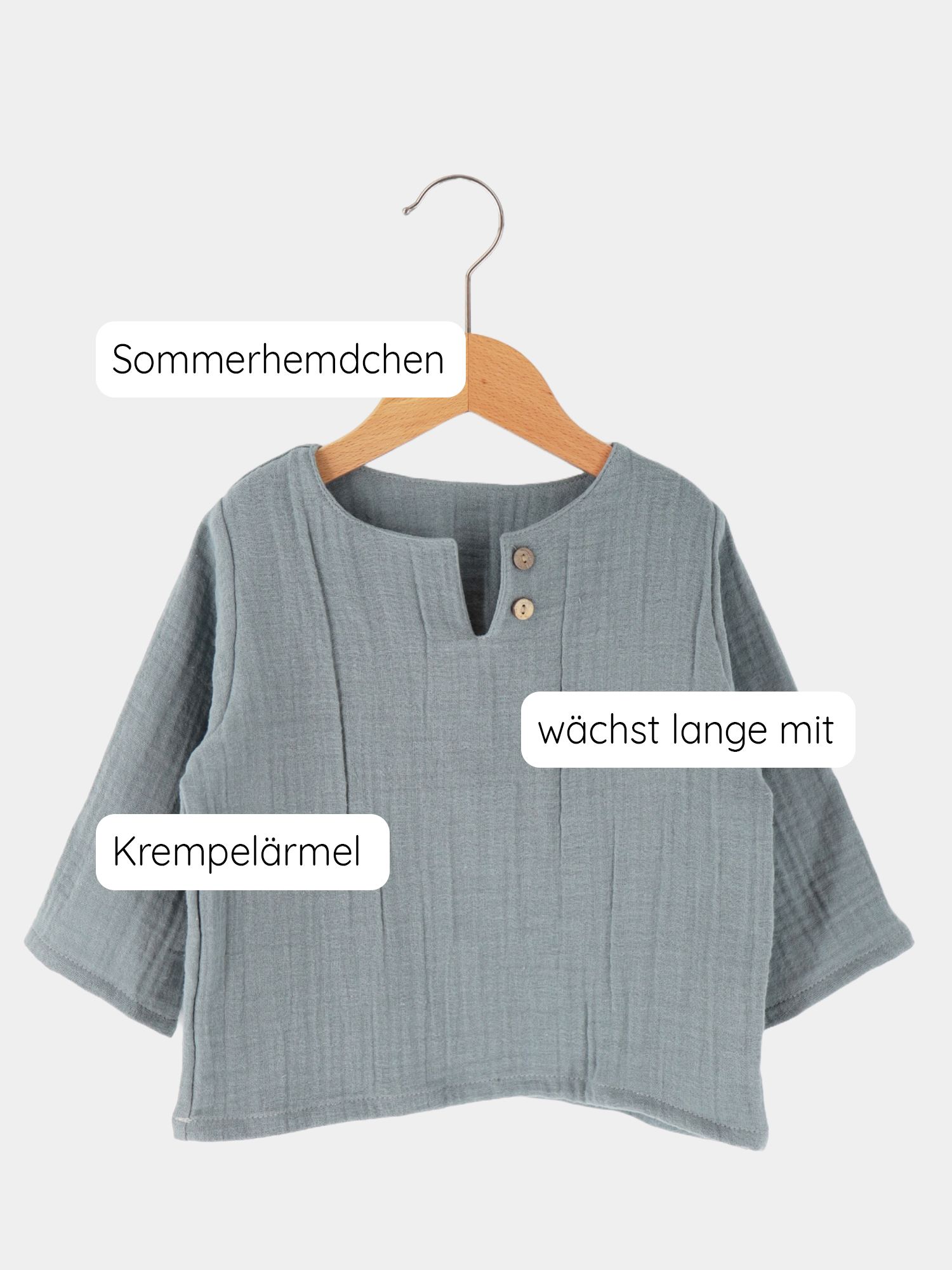 Hemdchen Musselin - Eisblau, ein leichtes, handgefertigtes Baumwollshirt aus Berlin, ideal für Alltag und besondere Anlässe durch seinen weiten Schnitt, der mitwächst. Perfekt für jede Jahreszeit.