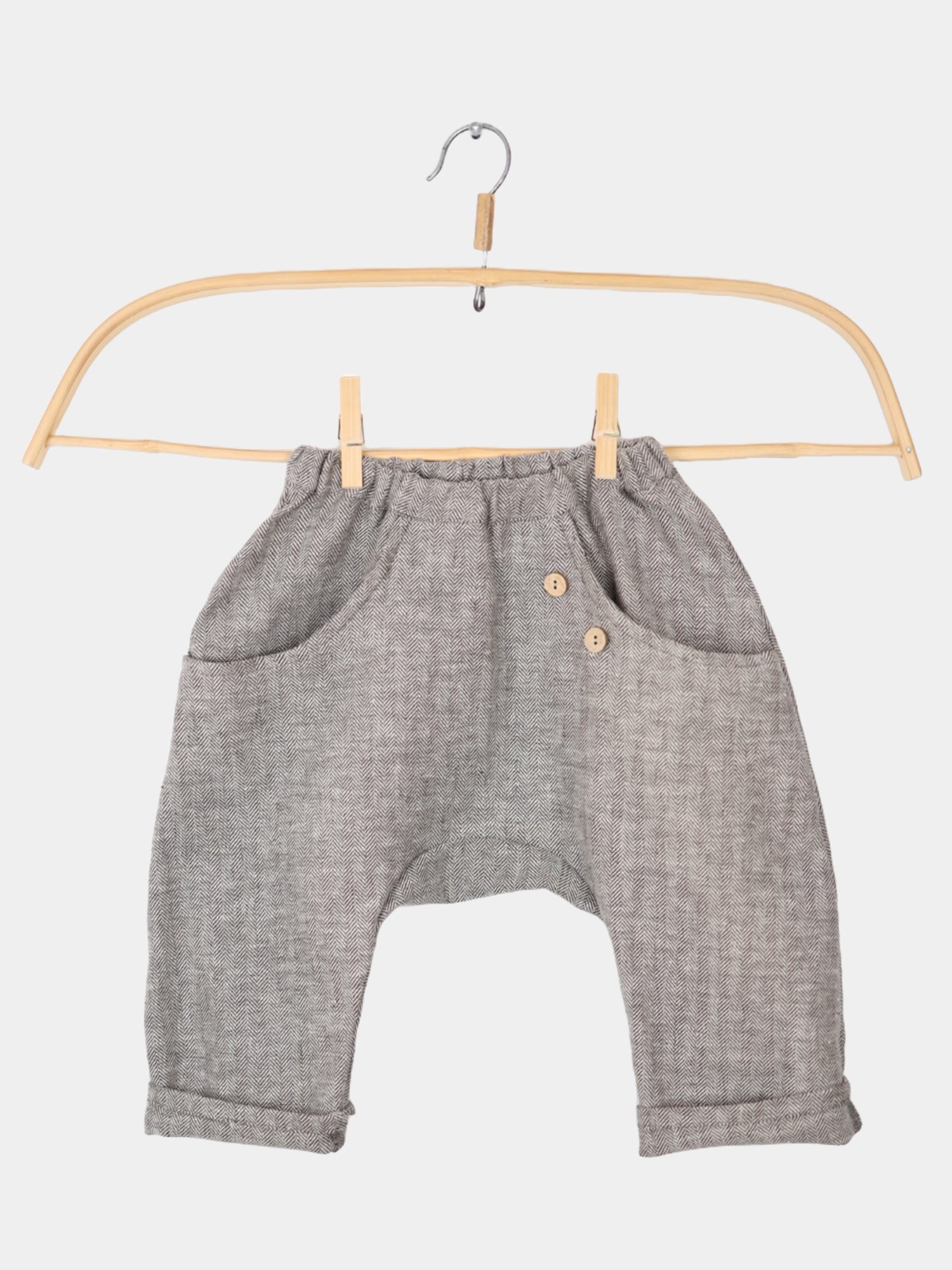 Sommerknicker Fischgrat Maus aus Baumwoll/Leinen-Mix auf einem Kleiderbügel, mit Knöpfen, ideal für warme Tage, handgefertigt in Berlin.