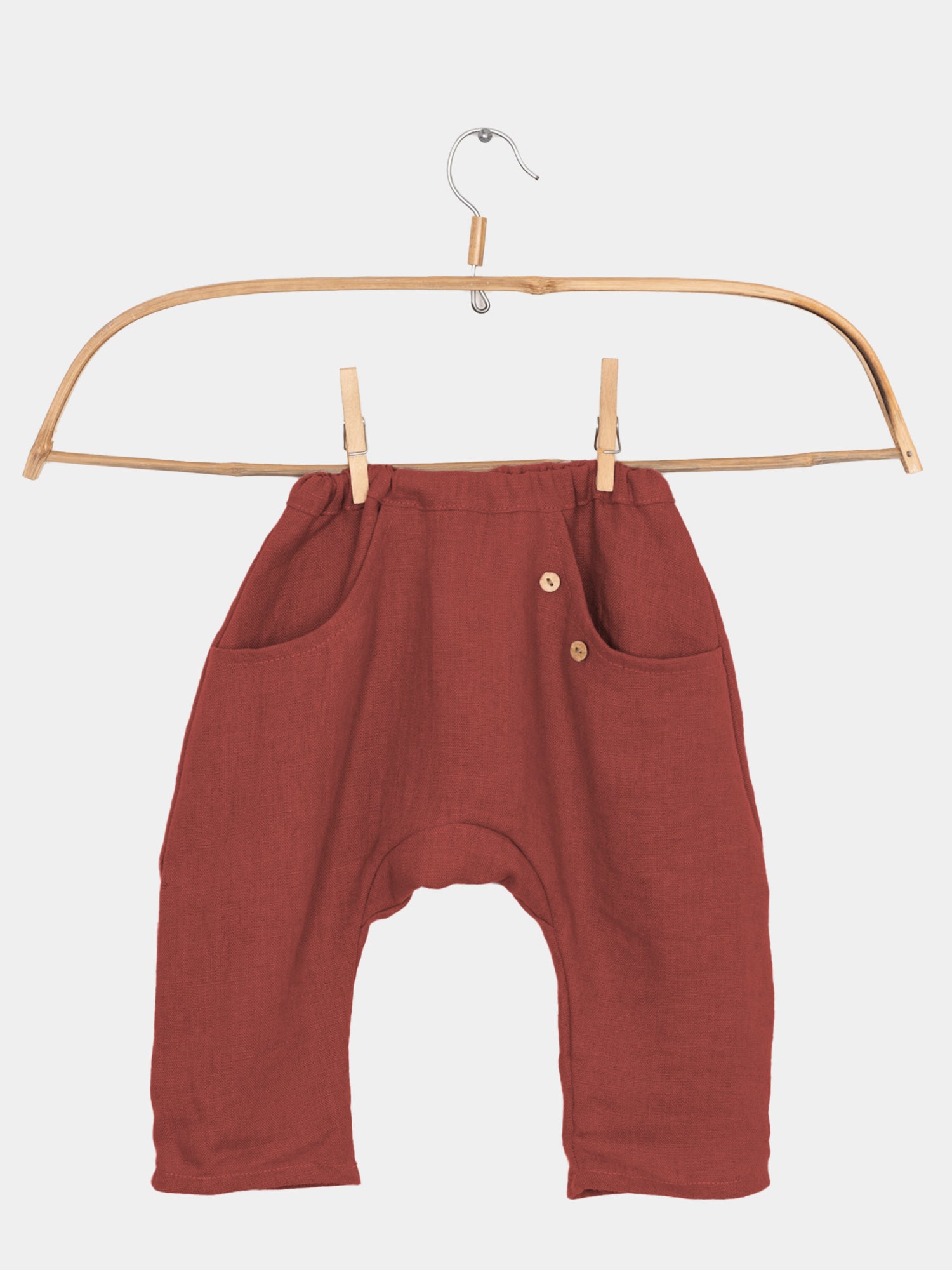 Sommerknicker Leinen - Ziegel auf einem Kleiderbügel mit Taschen und Krempeloption, handgefertigt in Berlin, ideal für warme Temperaturen und hautfreundlich.