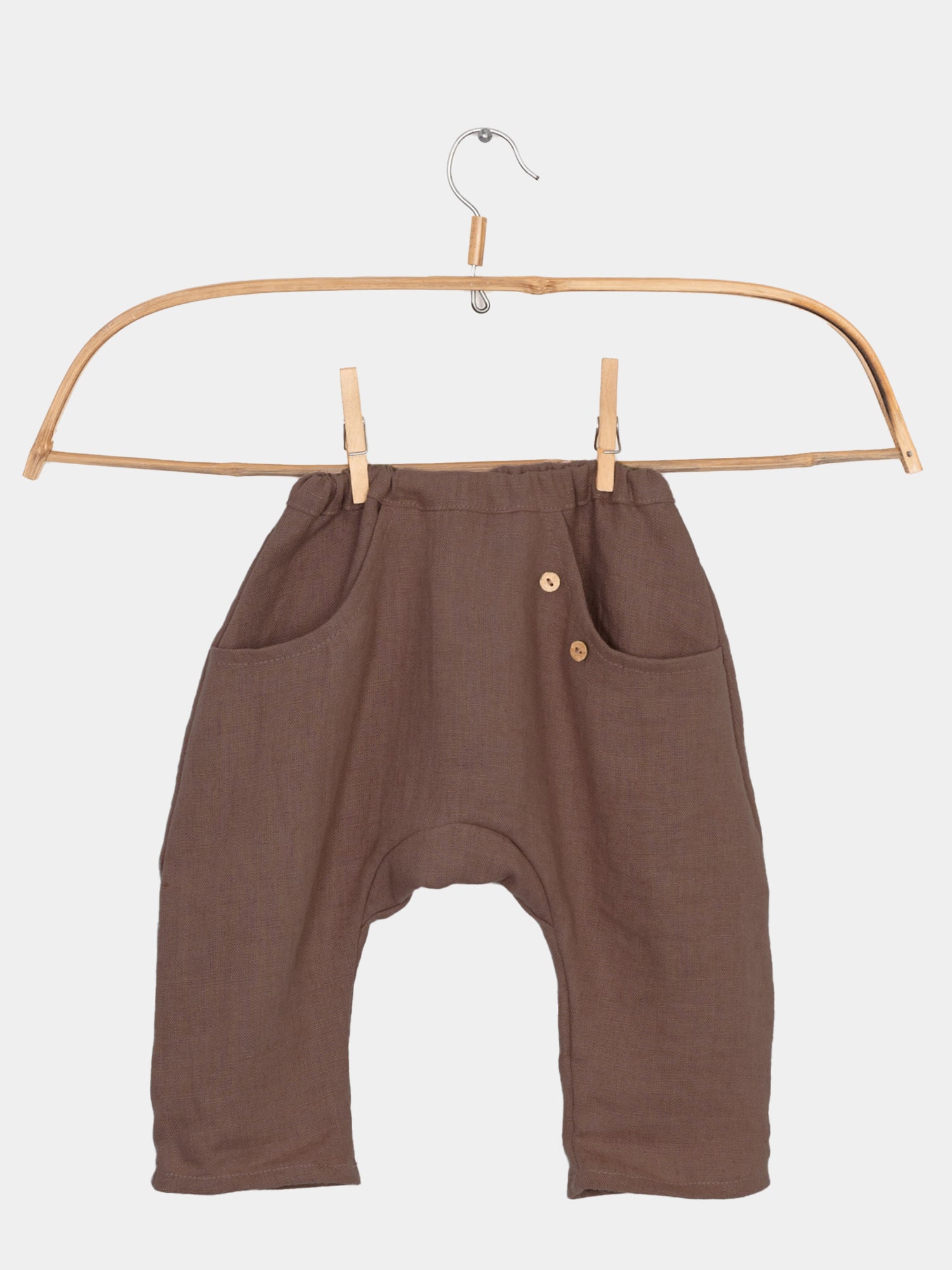 Sommerknicker Leinen - Erde auf einem Bügel, mit Knöpfen und krempelbarem Design, ideal für warme Temperaturen. Handgefertigt in Berlin, atmungsaktiv und hautfreundlich.