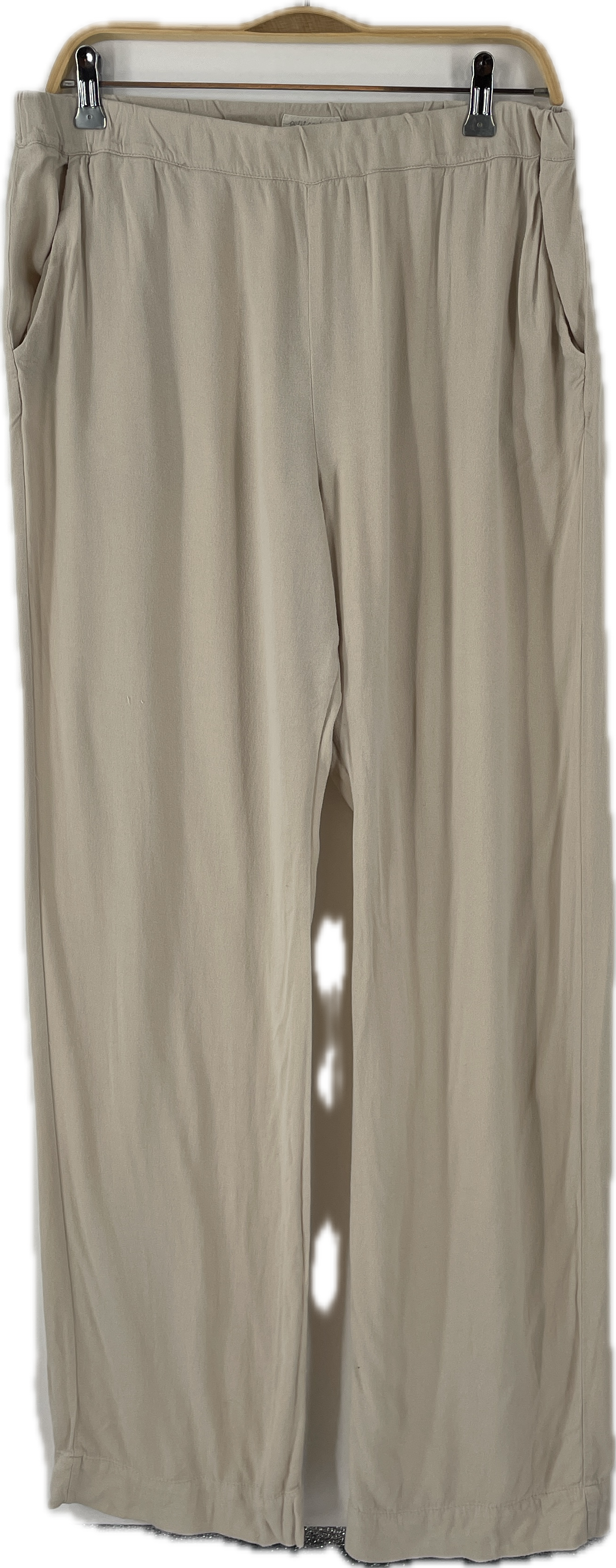 Damen Hose Crepe Sand Gr. M/L, weite Beine, elastischer Bund, Seitentaschen, weiches und fließendes Material, hängt an einem Holzkleiderbügel. Ideal für lässigen oder lounge Stil.