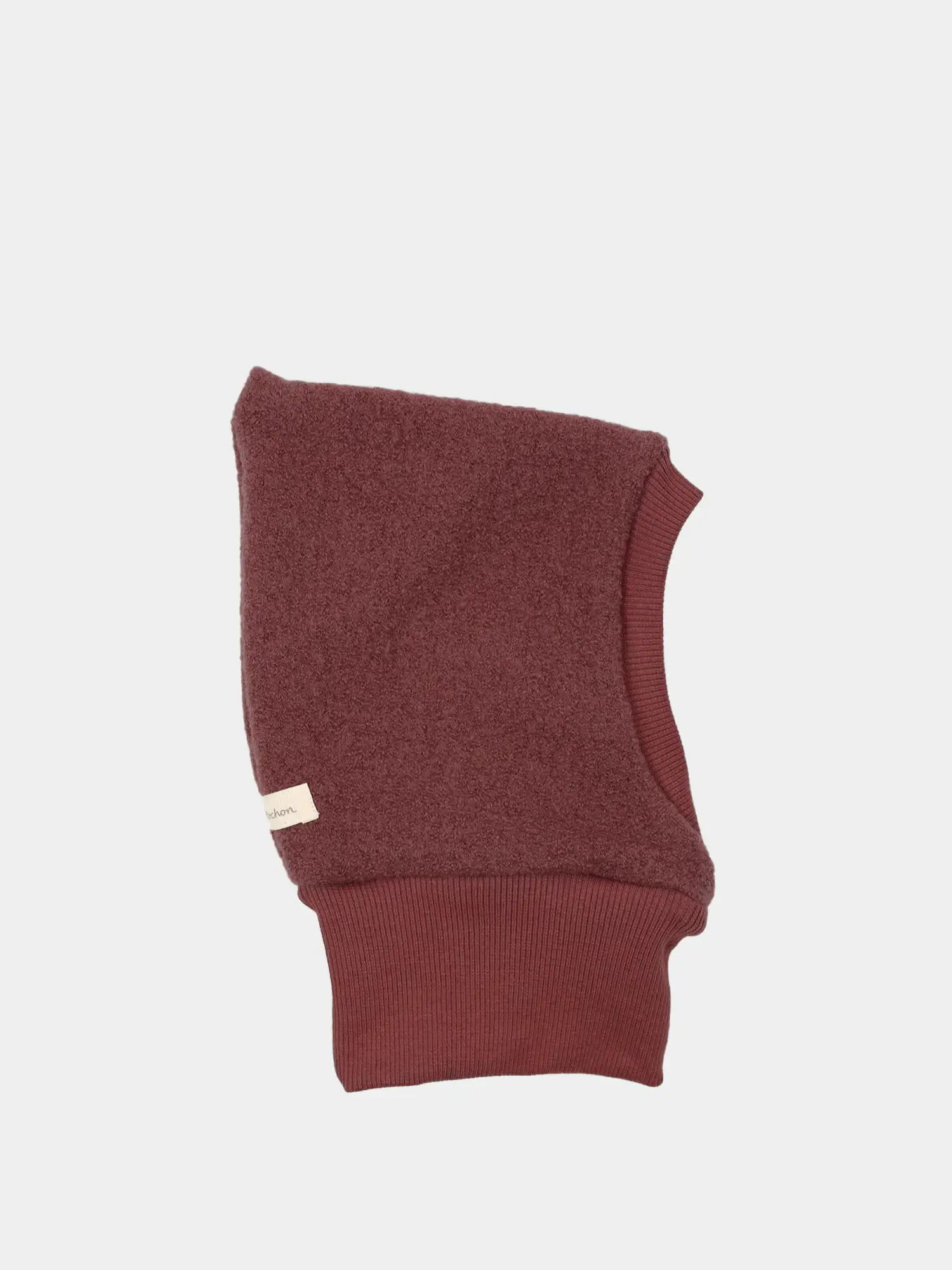 Schlupfmütze Wollwalk - Ziegel: Eine maroonfarbene Wollwalk-Balaclava mit Bio-Jersey-Futter, geripptem Gesichtsausschnitt und kleinem Markenlabel an der Seite, bietet umfassenden Schutz von Kopf bis Hals.
