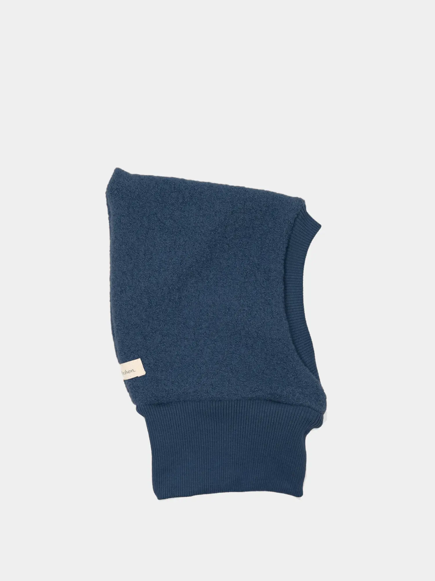 Schlupfmütze Wollwalk - Marine: Navyblaue Mütze aus Wollwalk mit Bio-Jersey-Futter, großem Gesichtsoval, geripptem Halsbündchen und kleinem weißen Etikett. Handgefertigt in Berlin, schützt Kopf und Hals optimal.