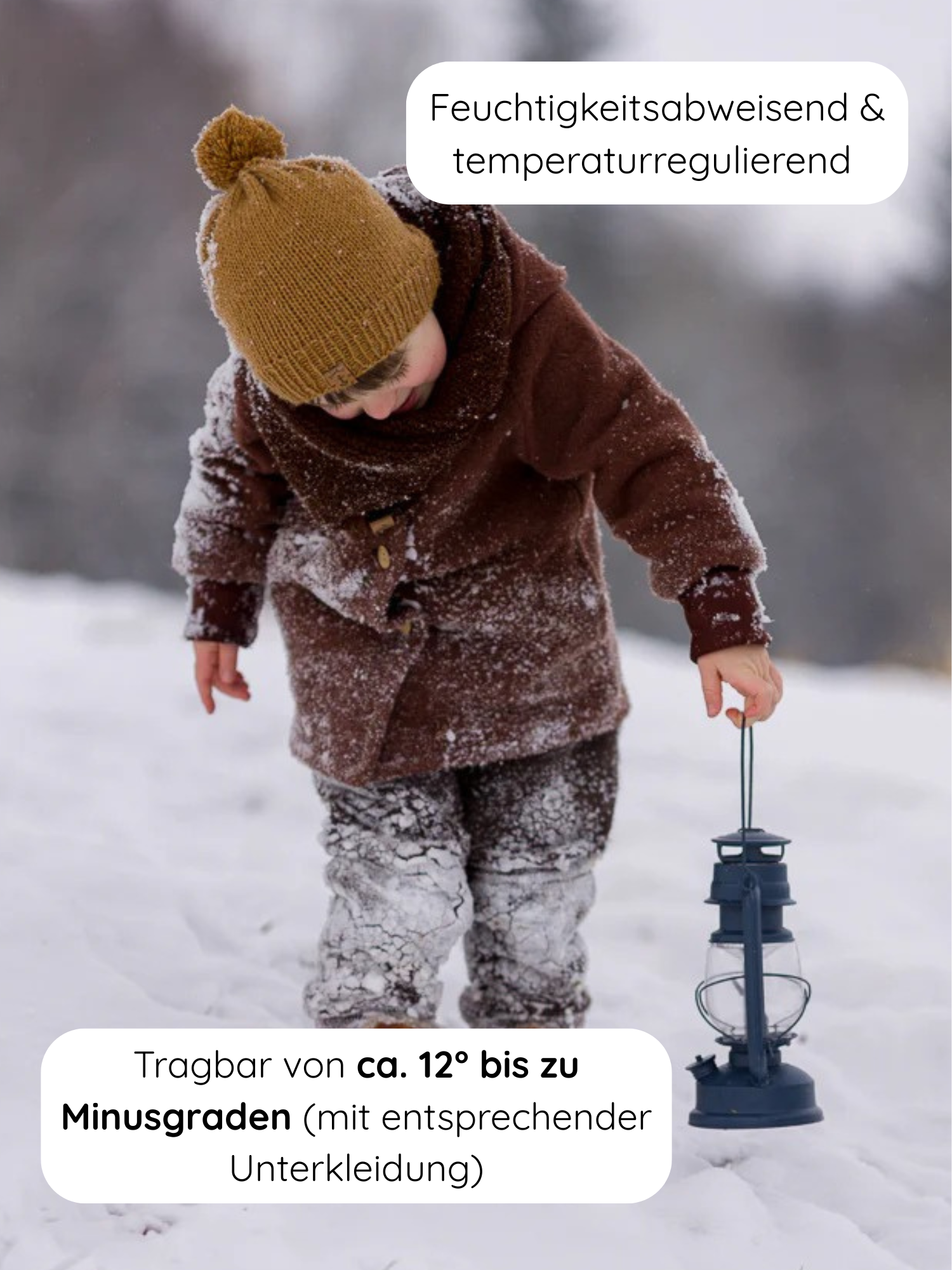 Kleinkind in Teddy-Wichteljacke Wollwalk - Schoko, mit spitzer Kapuze, breiten Bündchen und altem blauen Laterne, durch verschneite Landschaft gehend. Ideal für kalte Tage, handgemacht in Berlin.