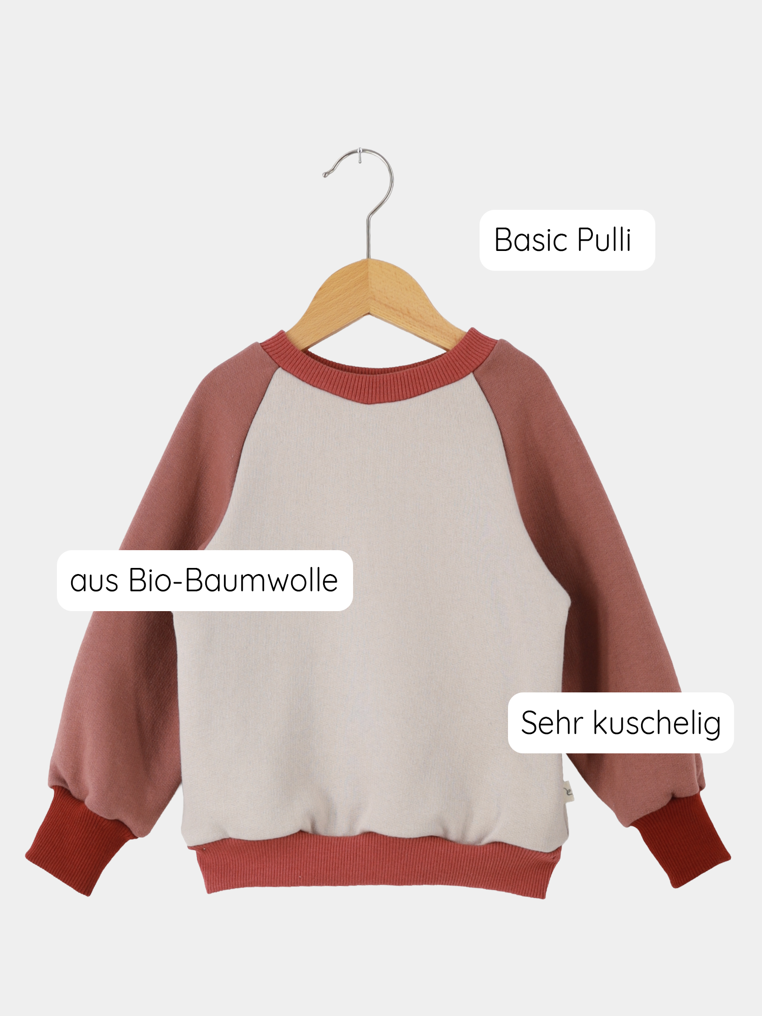 Upcycling-Pulli Bio-Sweat - Beerenliebe: Zweifarbiger Kinderpullover mit beiger Körper und rostfarbenen Raglanärmeln. Aus 100% kuschelweicher, GOTS-zertifizierter Bio-Baumwolle, nachhaltig aus Stoffresten gefertigt.