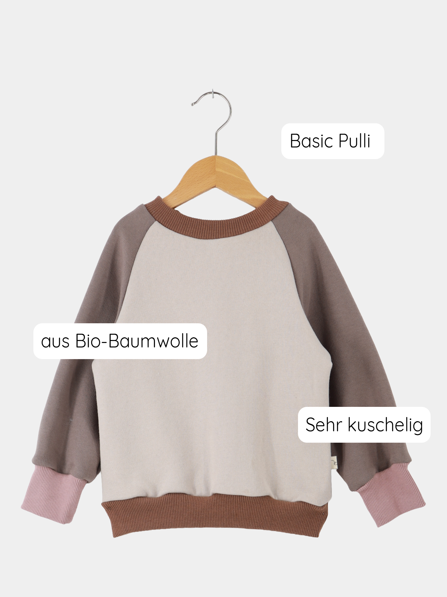 Upcycling-Pulli Bio-Sweat - SanfteErde, ein kuscheliger Kinderpullover mit Raglanärmeln, aus 100% GOTS-zertifizierter Bio-Baumwolle. Nachhaltig aus Stoffresten gefertigt, bietet er Komfort und umweltfreundlichen Stil.