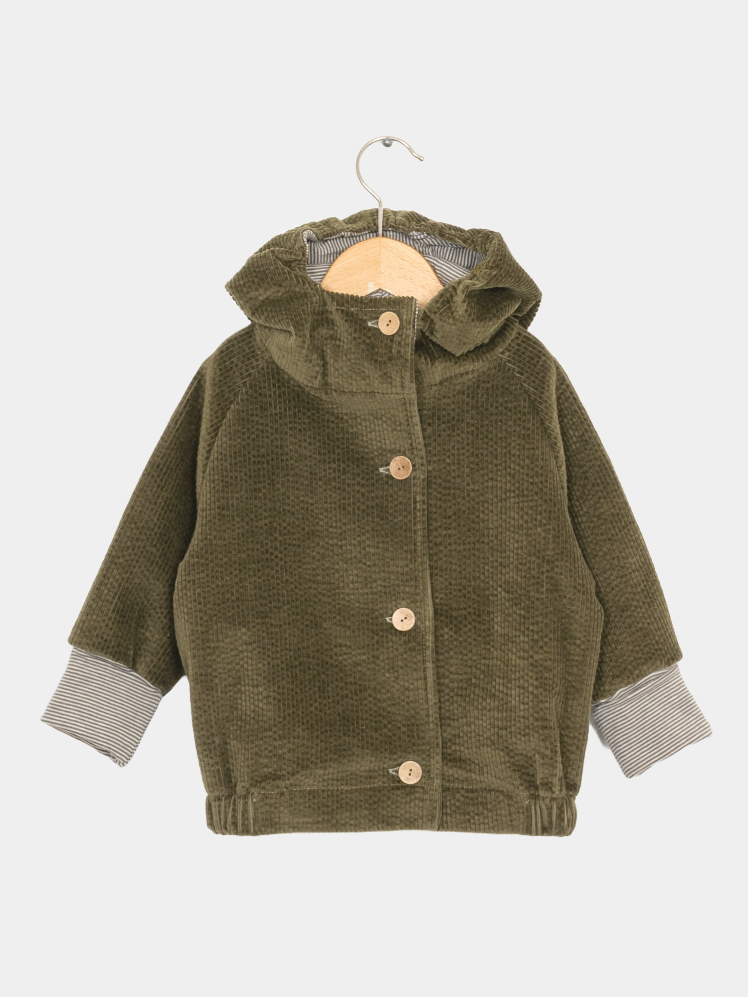 Wichteljacke Breitcord - Kiwi: Grüne Jacke mit Ringel-Armbündchen und Wichtelkapuze, aus weichem Cord, mit weißen und schwarzen Streifen am Kragen, ideal für wachsende Kinder.