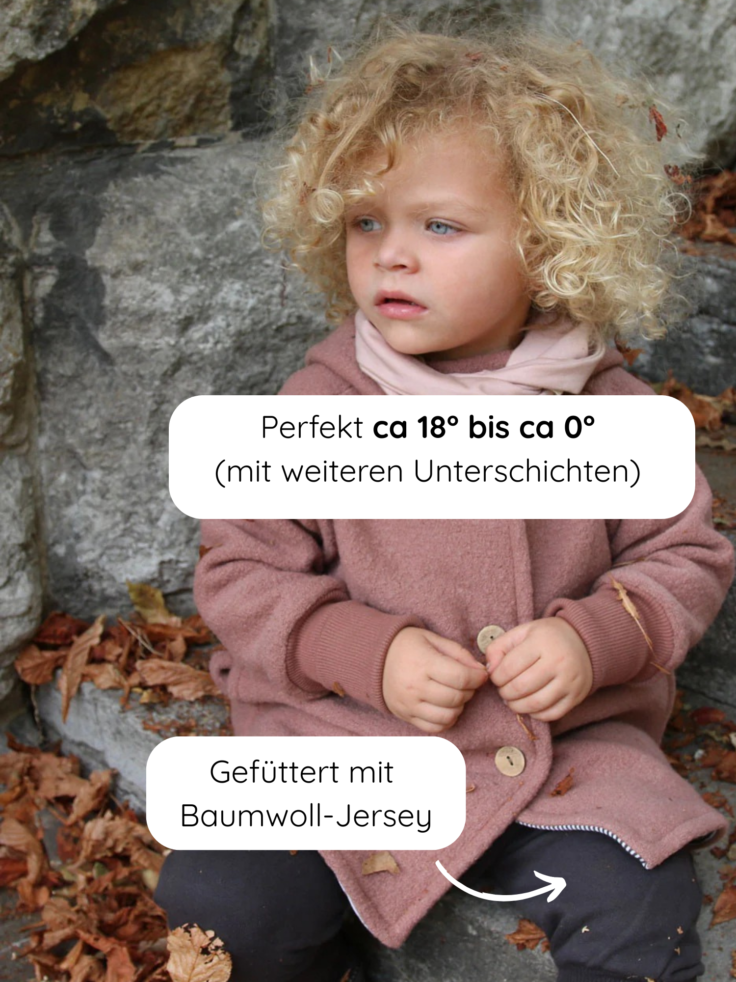 Kleinkind sitzt auf Stein, trägt die Wichteljacke Wollwalk - Zimt in staubigem Rosaton mit Bio-Jersey-Futter, ideal für Herbst bis Winter, bietet Bewegungsfreiheit und temperaturregulierende Eigenschaften.