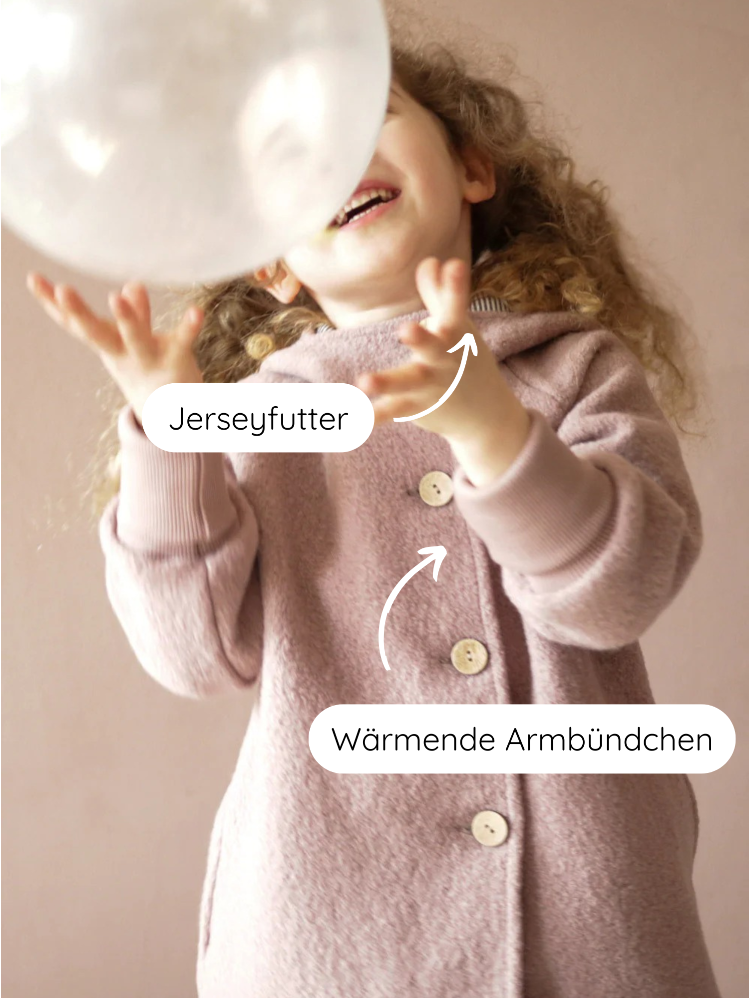 Ein Kind wirft eine Seifenblase, trägt die Wichteljacke Wollwalk - Puder mit Jerseyfutter und wärmenden Armbündchen, ideal für kühle Jahreszeiten und handgefertigt in Berlin.
