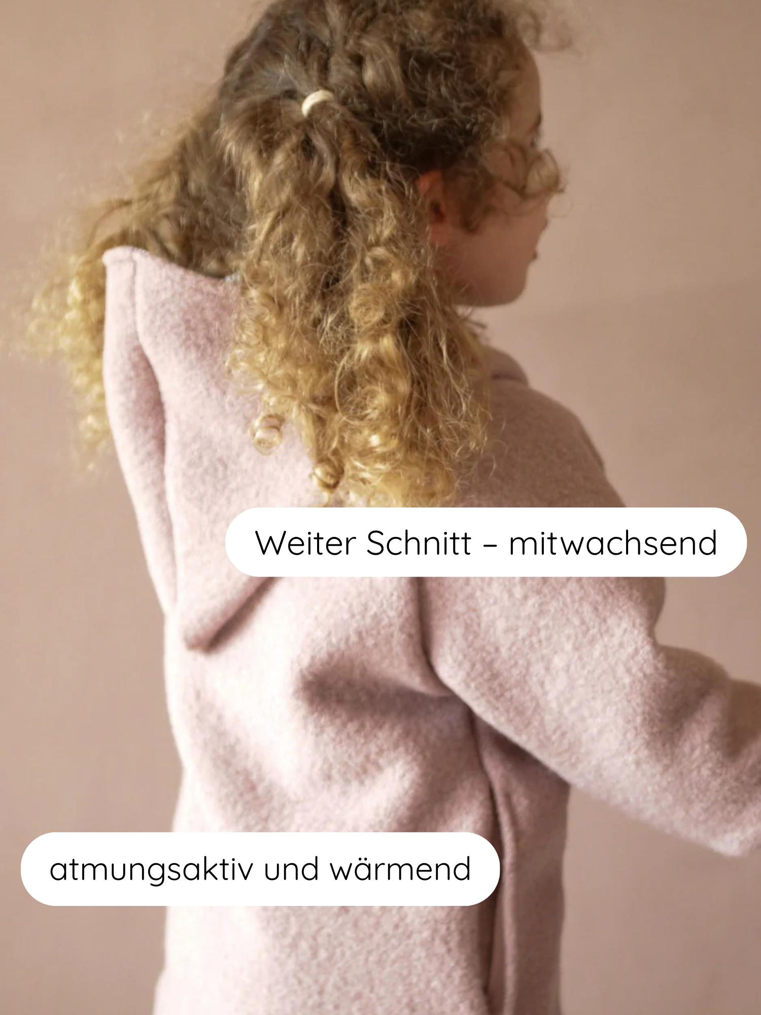 Ein Kind trägt die Wichteljacke Wollwalk - Puder, eine weiche, kapuzenbewehrte, atmungsaktive und wärmende Jacke mit weitem, mitwachsendem Schnitt, ideal für Herbst bis Frühling.