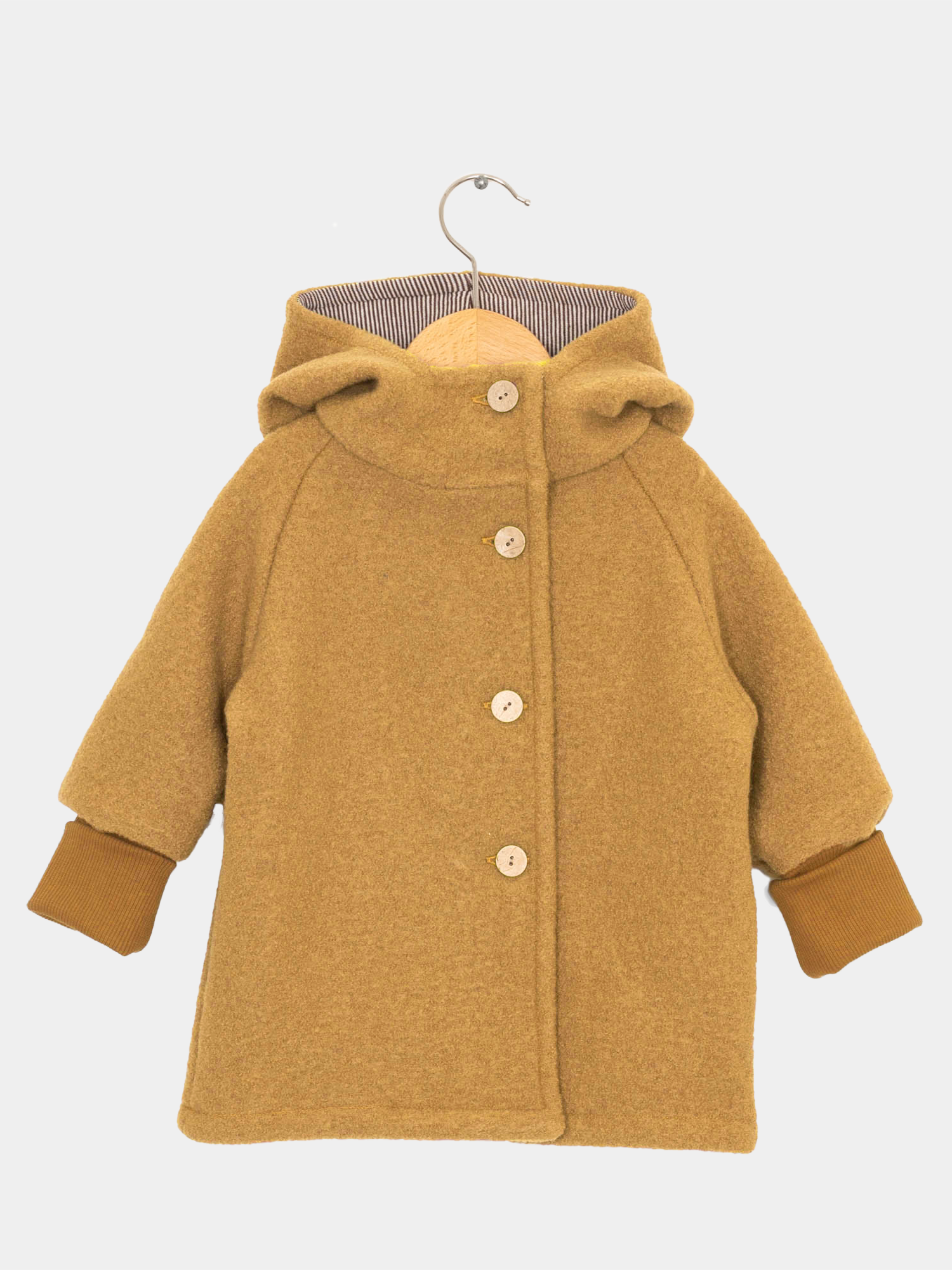 Kinder Wollwalk-Wichteljacke - Honig: Kinderjacke in warmem Ocker, mit vier Holzknöpfen, gefaltetem Rippbündchen, gestreiftem Kapuzenfutter. Minimalistischer Schnitt, handgefertigt in Berlin, bietet Bewegungsfreiheit und Komfort.