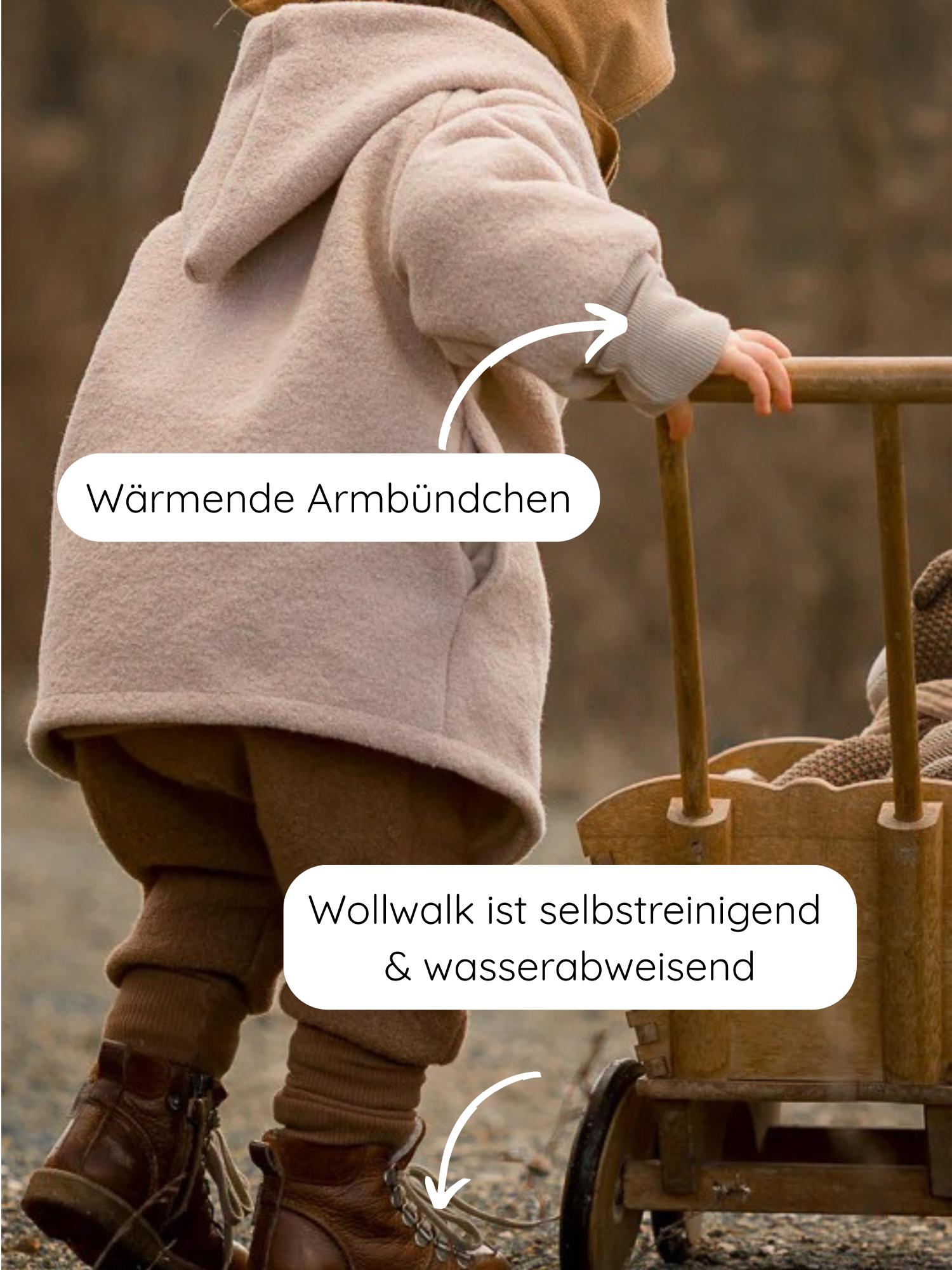 Kleinkind in Wichteljacke Wollwalk - Sand mit Kapuze und krempelbaren Bündchen, dazu passende Wollhose. Zieht hölzernen Handwagen, trägt robuste Schnürstiefel. Ideal für Herbst, Frühling, Winter.