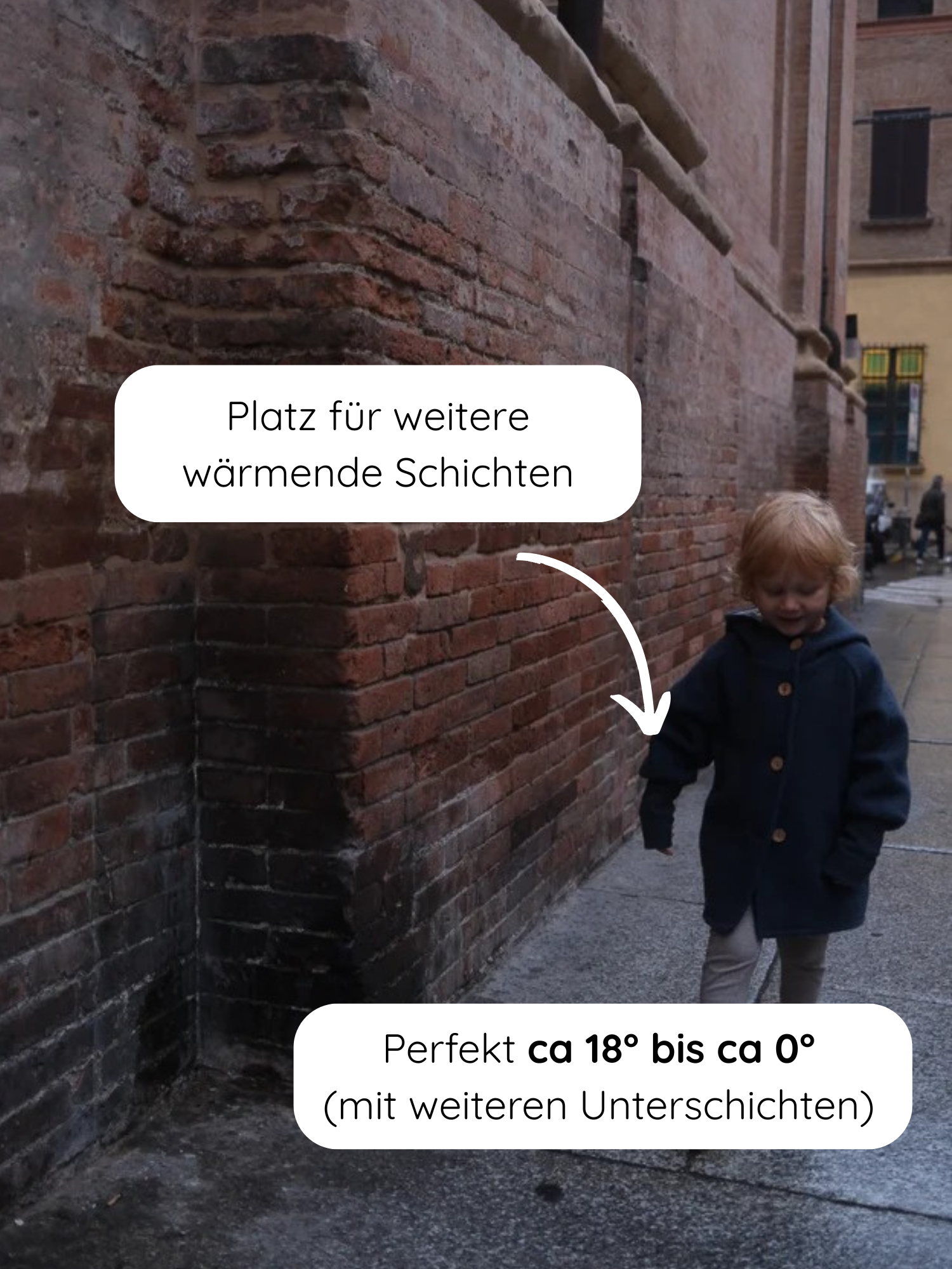 Kleines Kind trägt die Wichteljacke Wollwalk - Marine, eine dunkelblaue Jacke mit Holzknöpfen, ideal für Lagenlook bei 18° bis 0° C, perfekt für Herbst bis Frühling.