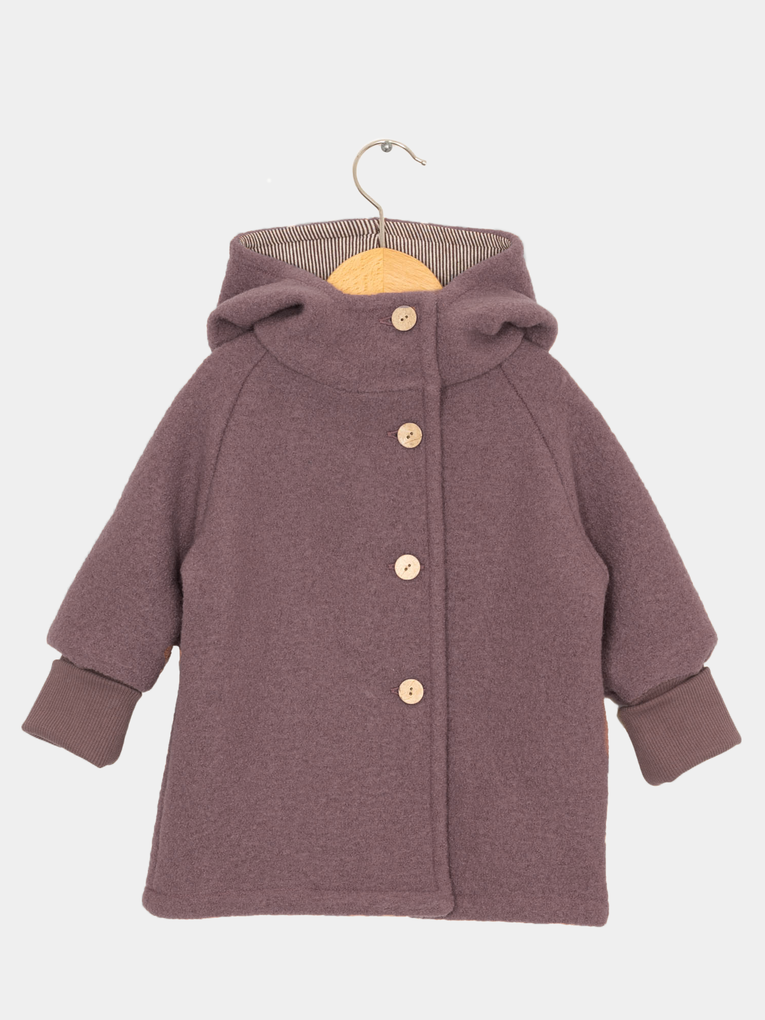 Wichteljacke Wollwalk - Malve auf einem Kleiderbügel, zeigt Details wie weiße Knöpfe und krempelbare Bündchen, ideal für Herbst, Frühling und Winter.
Wollwalk Jacke als Übergangsjacke für Kinder.