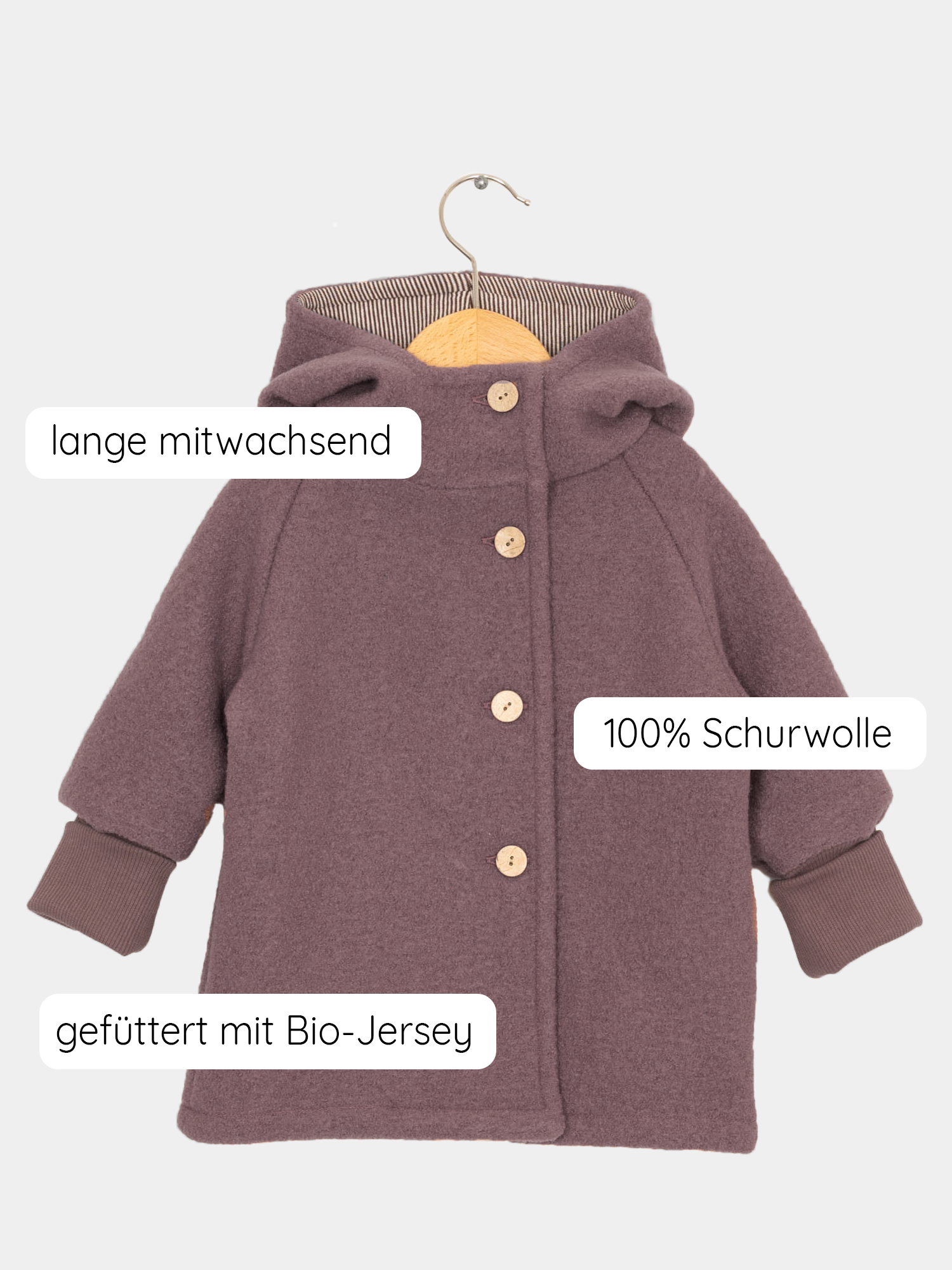 Wichteljacke Wollwalk - Malve auf einem Kleiderbügel, präsentiert die hochwertige Verarbeitung mit Knöpfen und krempelbaren Bündchen, ideal für vielseitige Nutzung in Herbst, Frühling und Winter. Wollwalk Jacke für Kinder