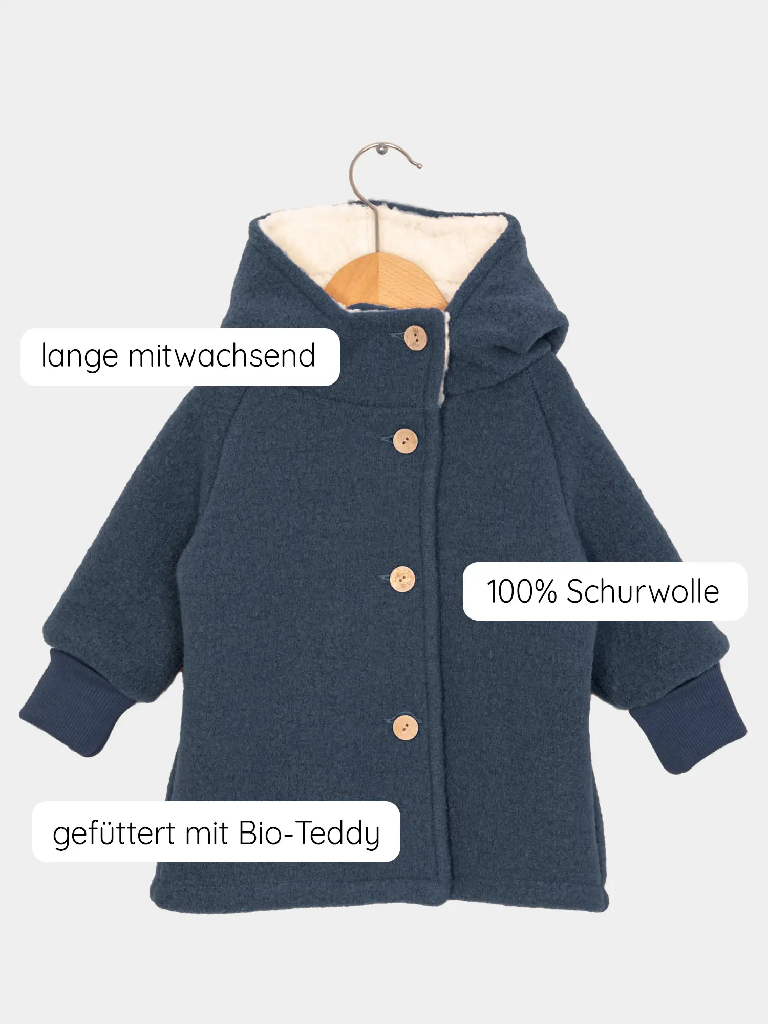 Teddy-Wichteljacke Wollwalk - Marine: Hochwertiger Kinder-Mantel aus 100 % Schurwolle mit Bio-Teddyfutter, Holzknöpfen, mitwachsender Länge und Krempelbündchen. Perfekt für kalte Tage, handgefertigt in Berlin.