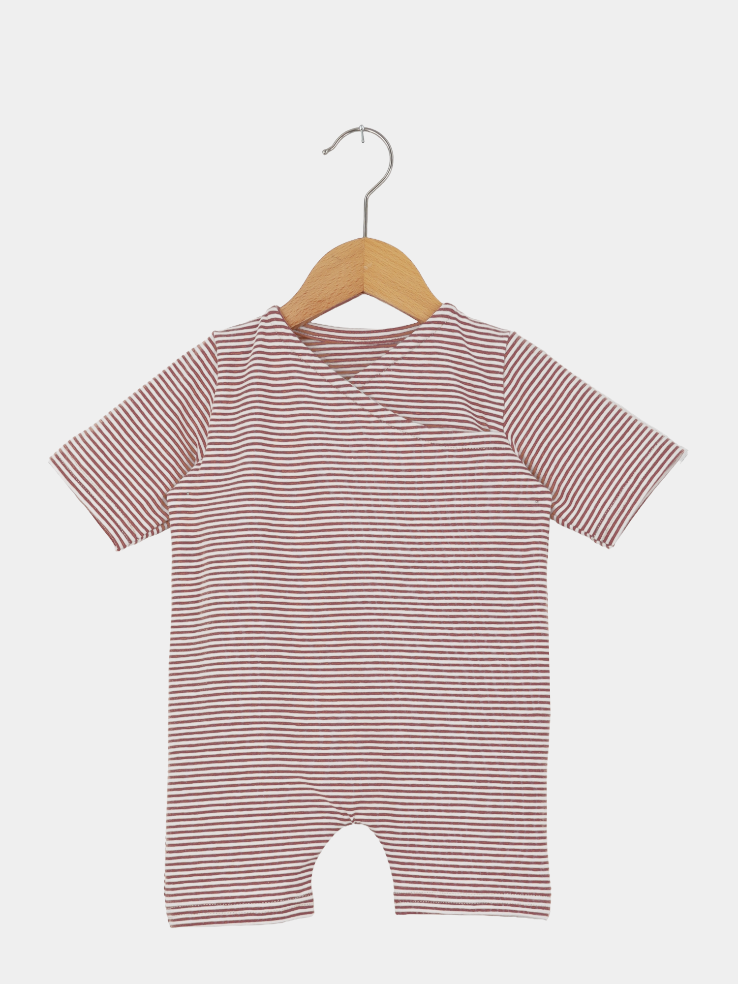 Kurzärmeliger Wickel Overall Baumwolle - Ringel Ziegel, rot-weiß gestreifter Einteiler aus weichem Baumwoll-Jersey, hängt an Holzkleiderbügel. Ideal für warme Tage, bequem und atmungsaktiv.