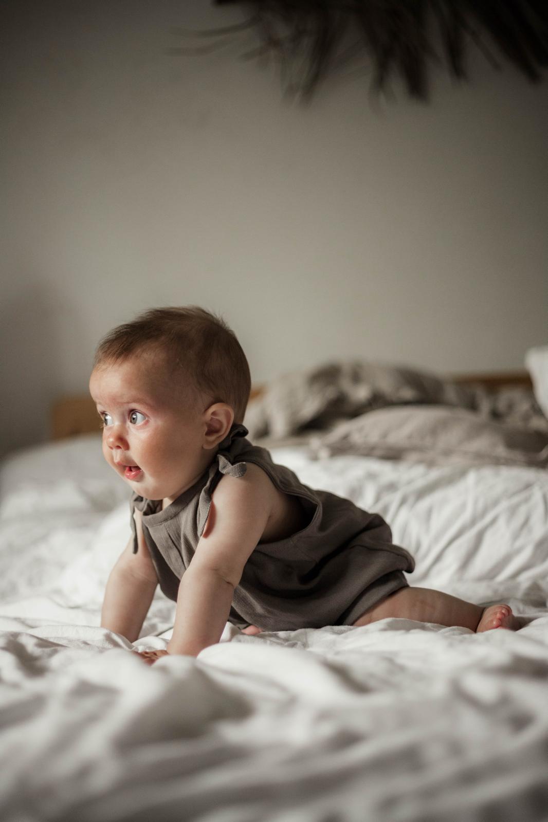 Kurze Latzhose zum Binden Viskose Maus Gr 0M, neu. Die Latzhose zeigt ein minimalistisches Design mit Bindeträgern und ist für Neugeborene geeignet. Ideal für komfortable Babyoutfits.