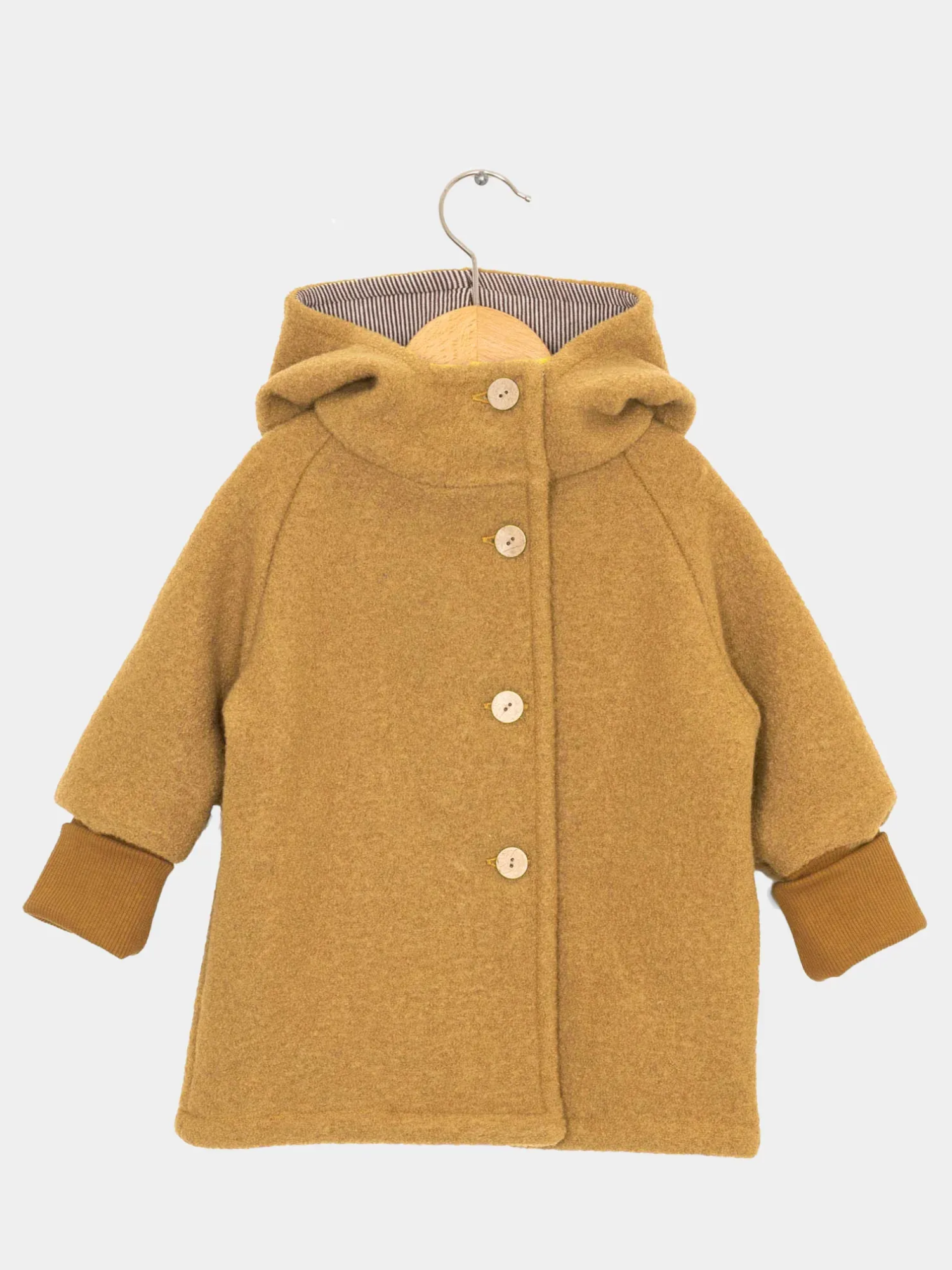 Kinder-Wichteljacke Wollwalk - Honig, mit Kapuze, Knopfverschluss mit Holzknöpfen, gestrickte Bündchen. Hergestellt aus Wollwalk, gefüttert mit Bio-Baumwolljersey, ideal für Herbst, Winter und Frühling.