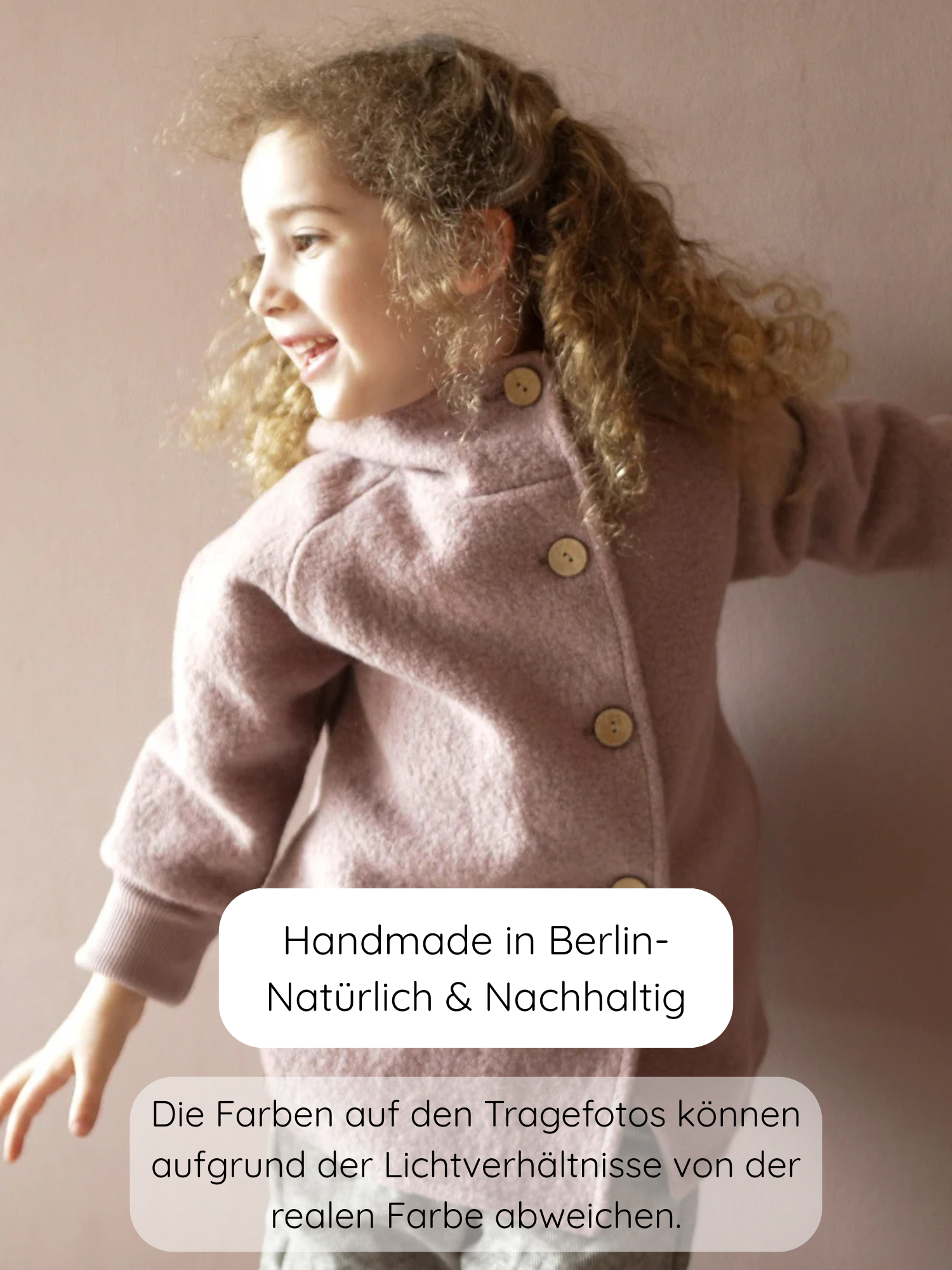 Kleines Kind trägt die Wichteljacke Wollwalk - Puder, eine handgefertigte, nachhaltige Wolljacke mit Knopfrücken. Perfekt für Herbst bis Frühling, bietet sie Wärme und Bewegungsfreiheit.