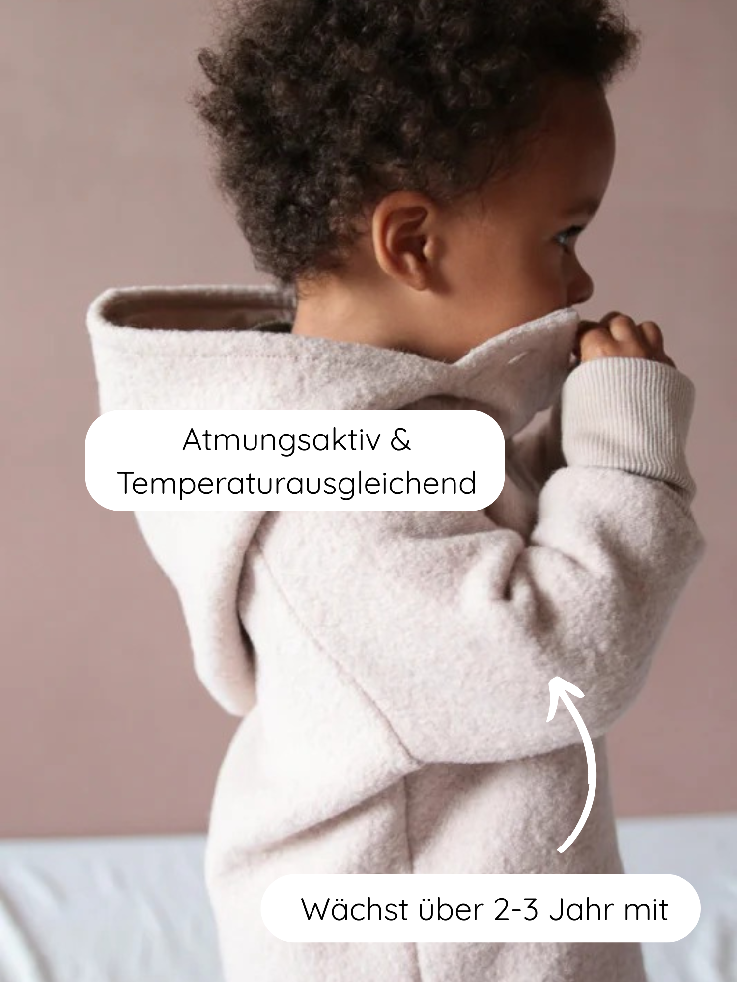 Kleinkind trägt die Wichteljacke Wollwalk - Sand, einen beigen Einteiler mit Kapuze. Deutsche Texte betonen atmungsaktive, temperaturregulierende Eigenschaften und mitwachsende Ärmel, ideal für 2-3 Jahre Wachstum.