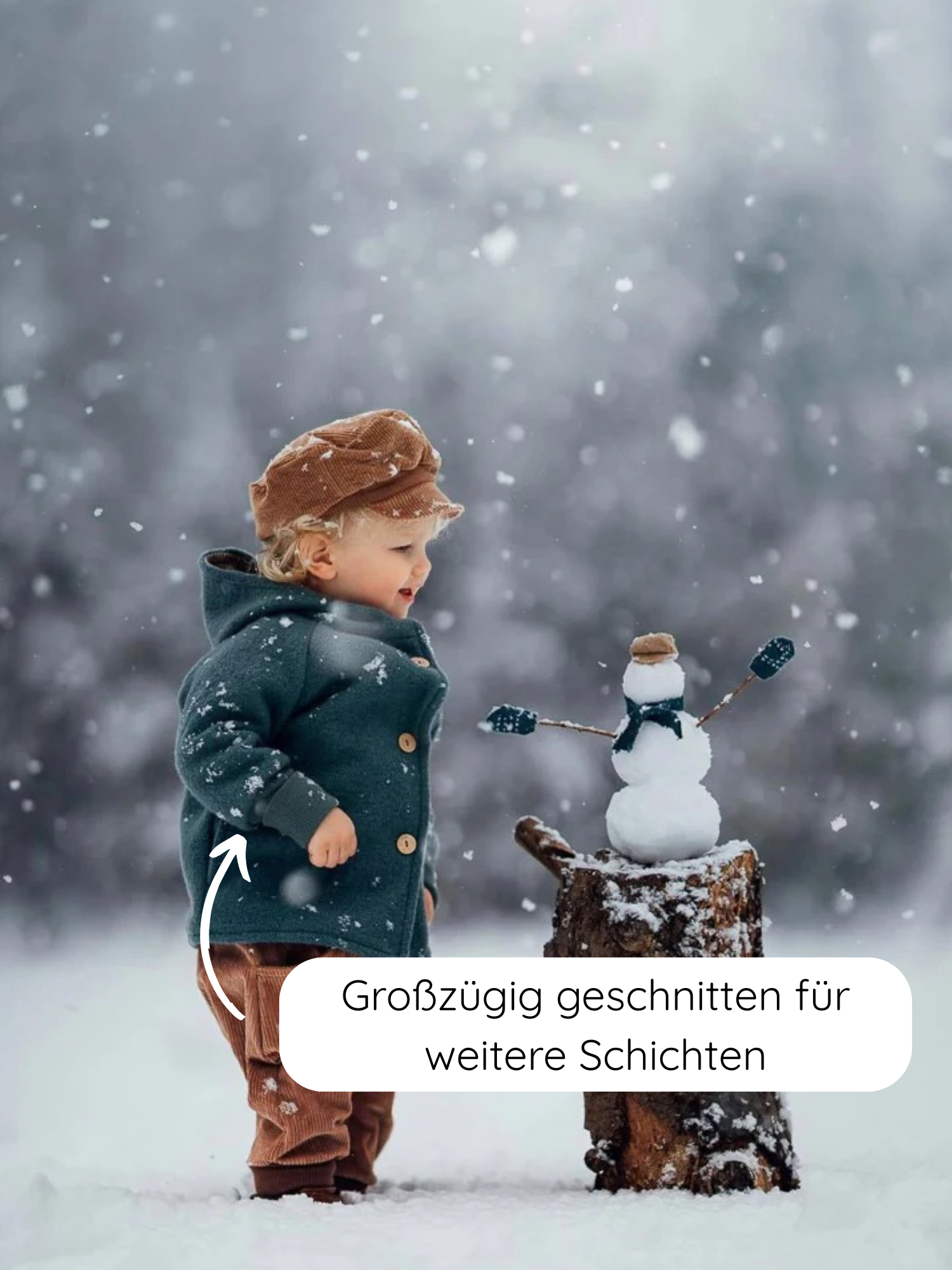 Kind steht im Schnee neben kleinem Schneemann; es trägt die Wichteljacke Wollwalk - Taube von PETIT COCHON, großzügig geschnitten, perfekt für zusätzliche Schichten und ideal für kaltes Wetter.