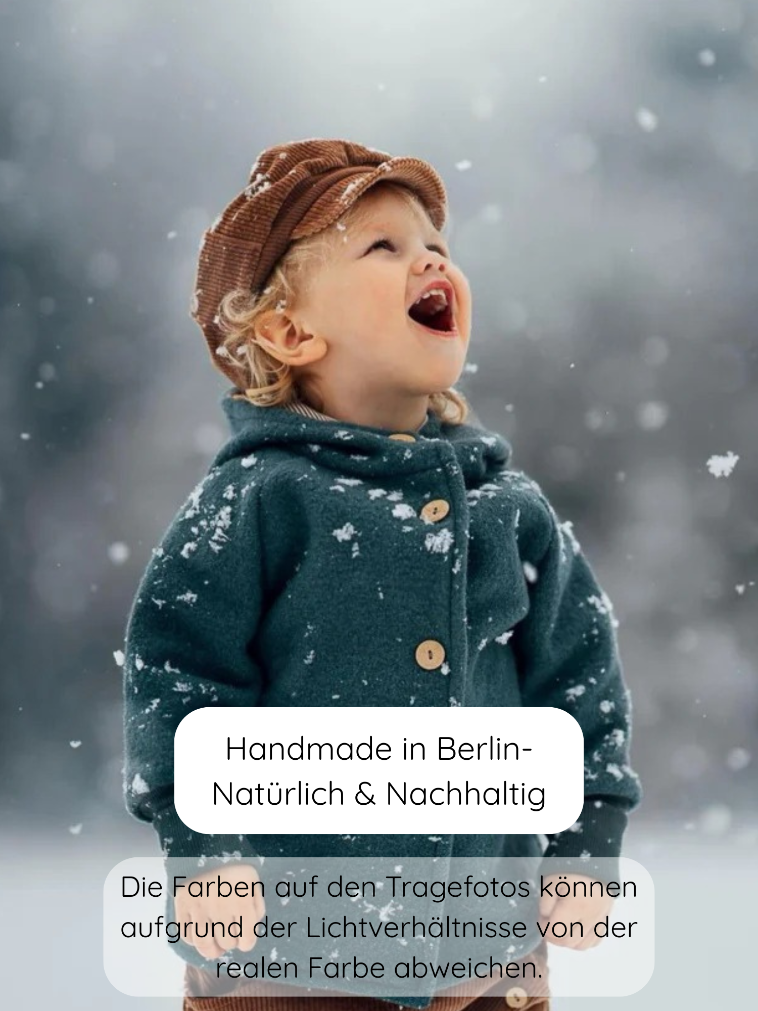 Kleines Kind im Schnee mit brauner Cordmütze und grüner Wichteljacke Wollwalk - Taube. Die Jacke bietet Bewegungsfreiheit und ist nachhaltig aus Wollwalk mit Bio-Jersey-Futter gefertigt.