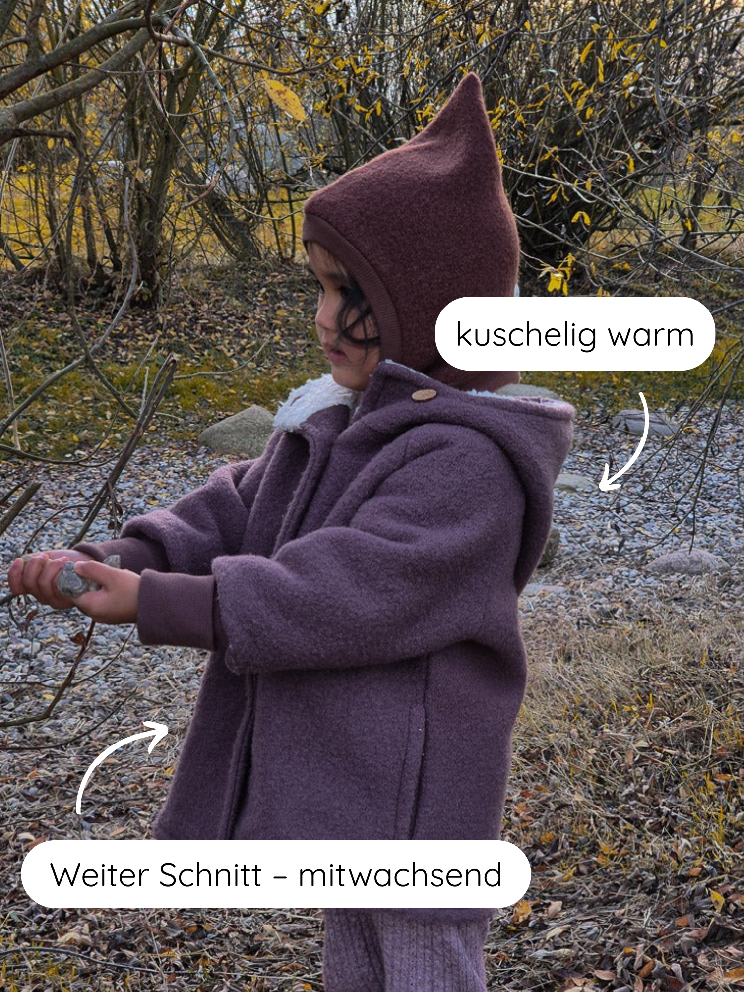 Kleinkind im Freien in Winter Wichteljacke Wollwalk mit Teddyfutter - Malve, untersucht Steine. Jacke mit spitzer Kapuze und weiten, wachsenden Bündchen, ideal für kühle Herbst- und Wintertage.