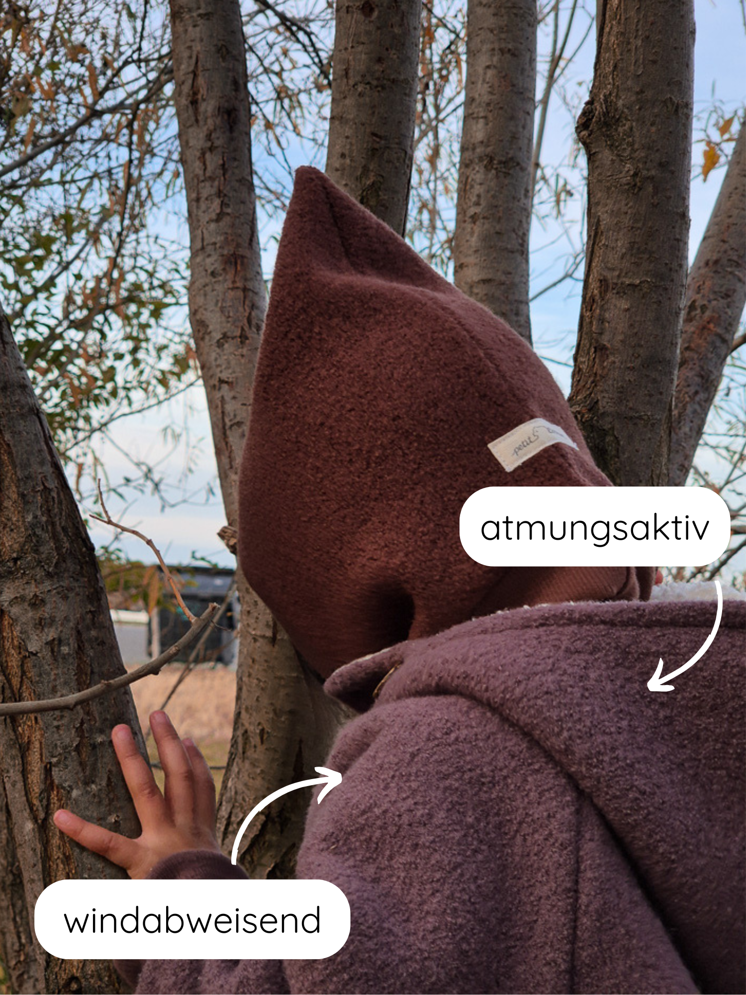 Das Bild zeigt die Rückansicht eines Kindes in einer Winter Wichteljacke Wollwalk mit Teddyfutter - Malve, mit atmungsaktivem und windabweisendem Material, ideal für kalte Herbst- und Wintertage.