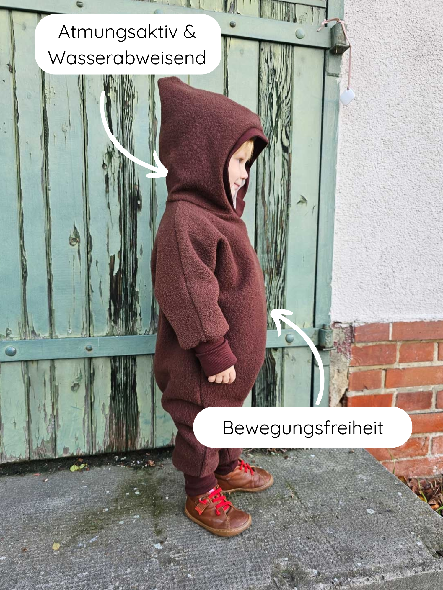 Kleinkind im Profil trägt Kuschelanzug Wollwalk - Schoko aus braunem Fleece mit Kapuze, hervorgehoben durch atmungsaktiv & wasserabweisend und Bewegungsfreiheit, kombiniert mit braunen Lederschuhen mit roten Schnürsenkeln.