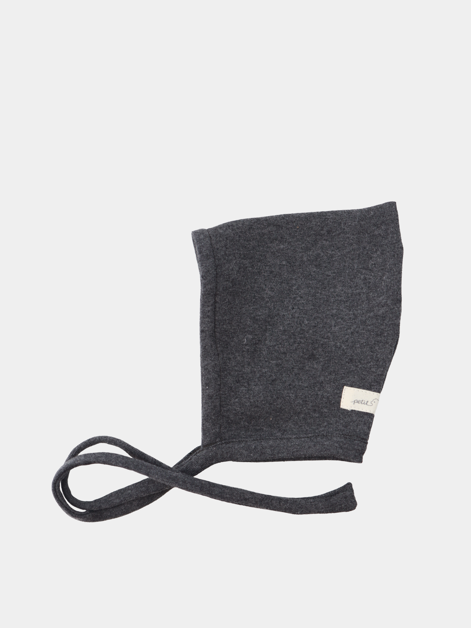 Zwergenmütze Feinstrick - Ruß Meliert: Dunkelgraue Baumwollmütze für Babys mit langen Bindebändern und kleinem Label, gefertigt aus weichem, dehnbarem Jersey für optimalen Komfort.