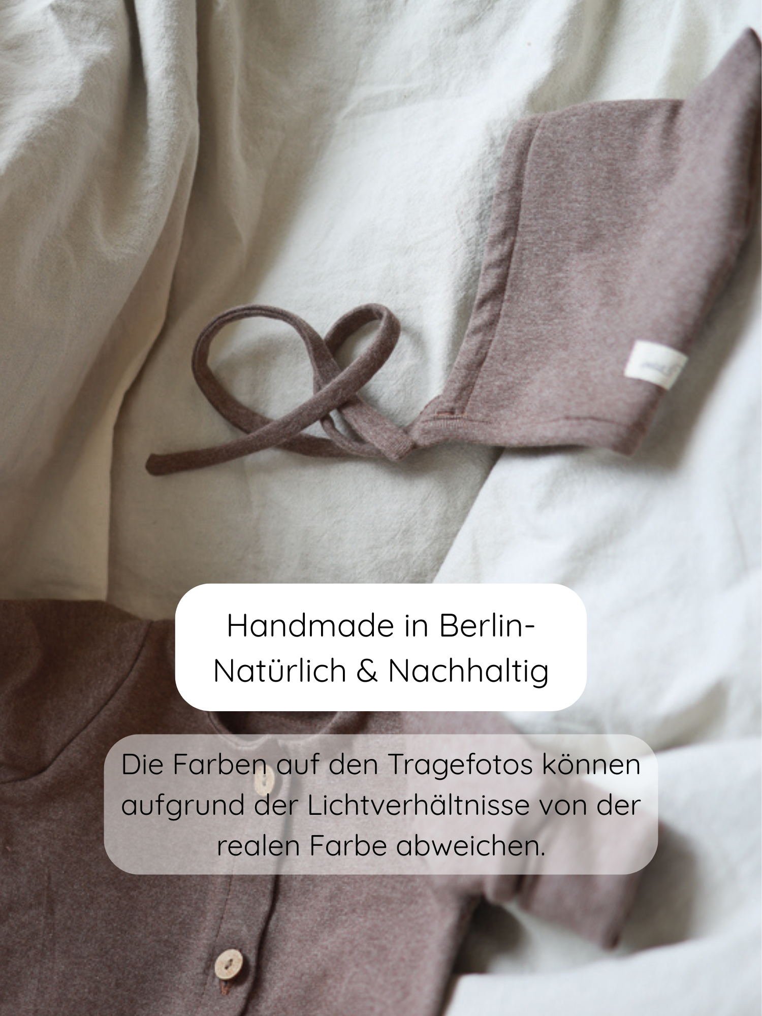 Zwergenmütze Feinstrick - Praline Meliert: Weiche, braun melierte Baby-Zwergenmütze mit Bändern, kombiniert mit passendem Knopfhemd. Handgefertigt in Berlin, natürlich und nachhaltig. Hinweis: Farben können je nach Lichtverhältnissen abweichen.