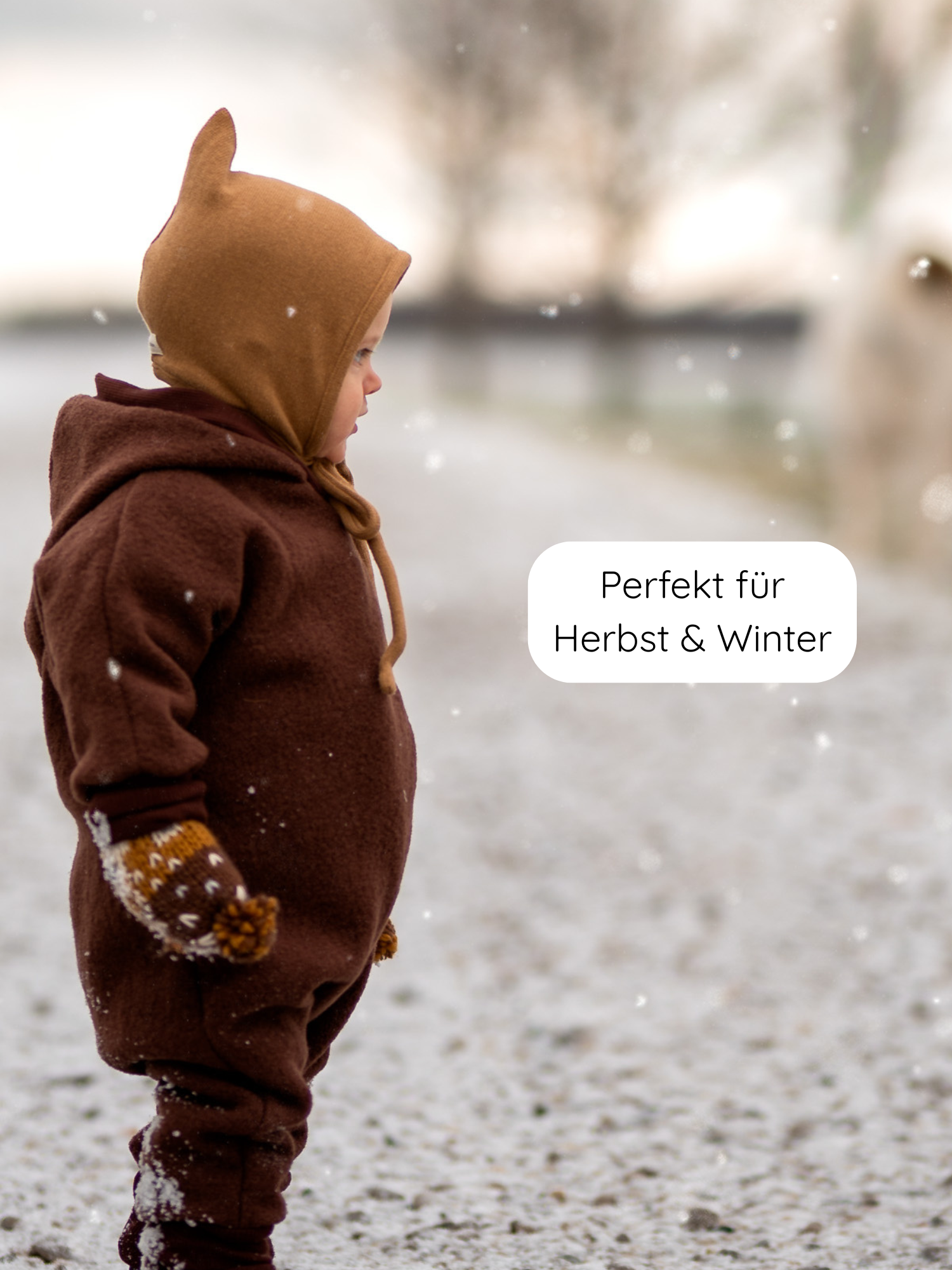 Kleinkind in braunem Zwergenmütze Strick - Sahara, warm eingepackt für Herbst und Winter. Die Mütze, aus recyceltem Baumwollstrick, hat kleine “Ohren” und passt sich elastisch an.