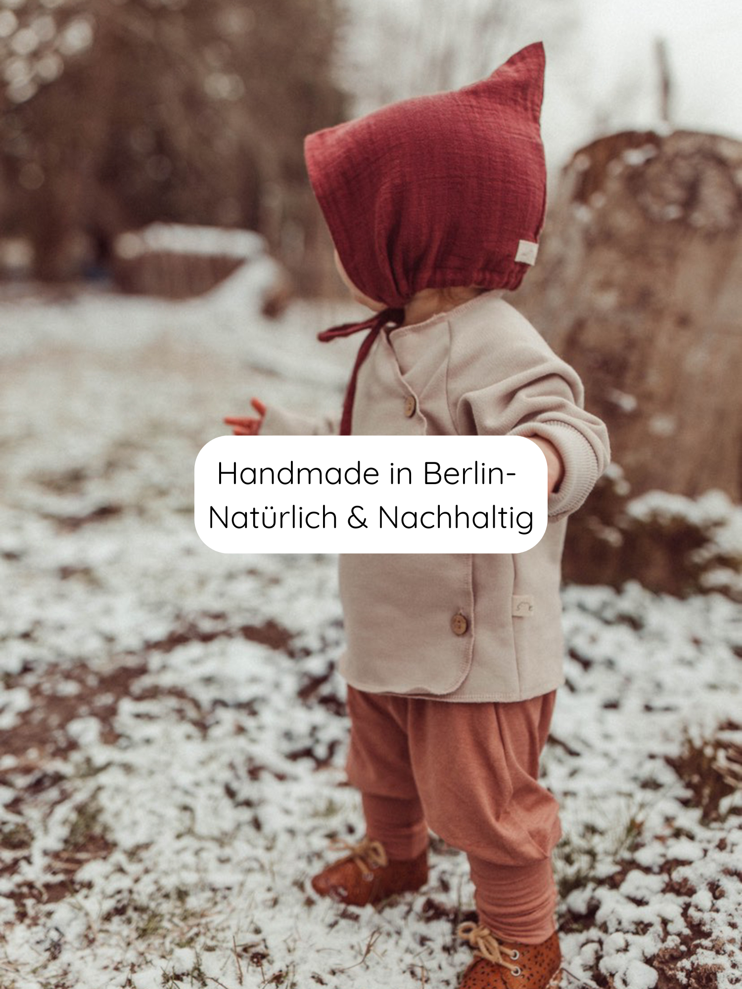 Kleinkind in Babyknicker Kaschmir-Mix - Zimt mit umklappbaren Bündchen, kombiniert mit einem passenden, handgefertigten Set aus Berlin, ideal für Komfort und Wärme an kalten Tagen.