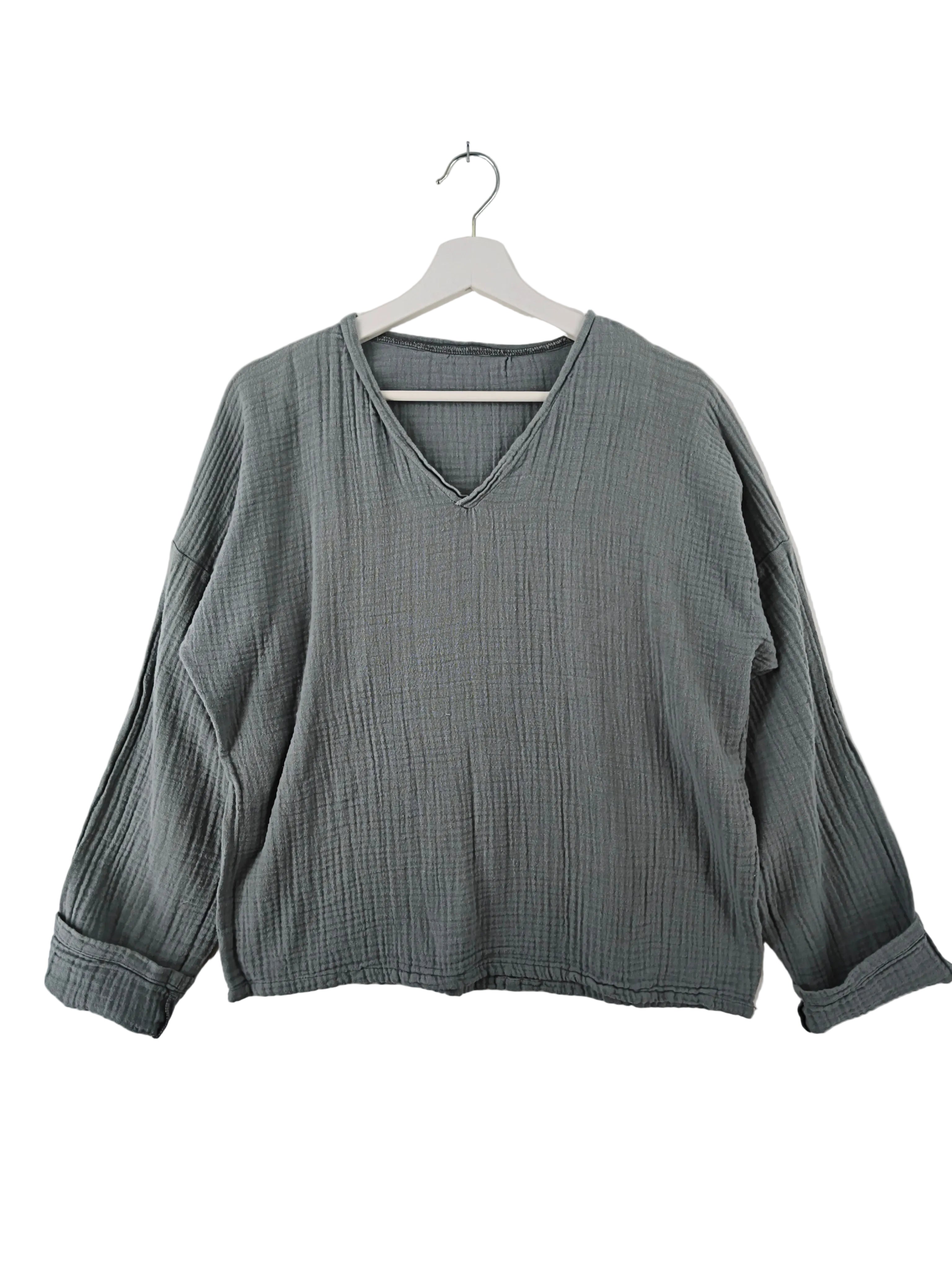 Kopie Frauen Musselinhemd Eisblau Gr S/M, locker sitzend mit V-Ausschnitt und tief angesetzten Schultern. Aus geknittertem Stoff, langärmlig mit umgeschlagenen Bündchen, auf weißem Hintergrund präsentiert. Zustand: gut.