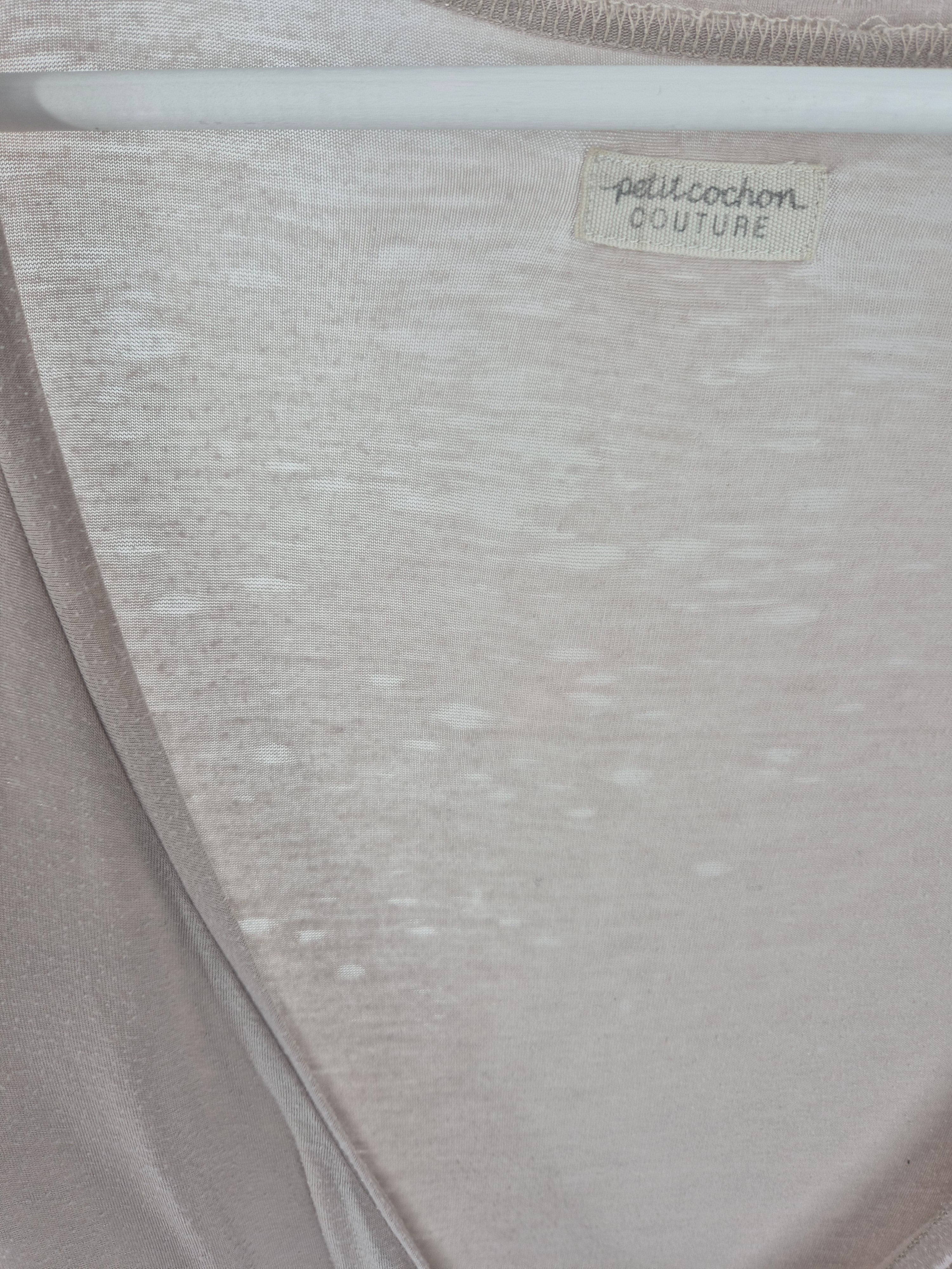 Wickelshirt Kaschmir-Mix Sand Gr. M: Leichtes, semi-transparentes Oberteil mit tiefem Ausschnitt, subtiler Slub-Textur und petit cochon COUTURE-Label. Zustand: okay, Verfärbungen und ausgedünnter Stoff am Rücken.