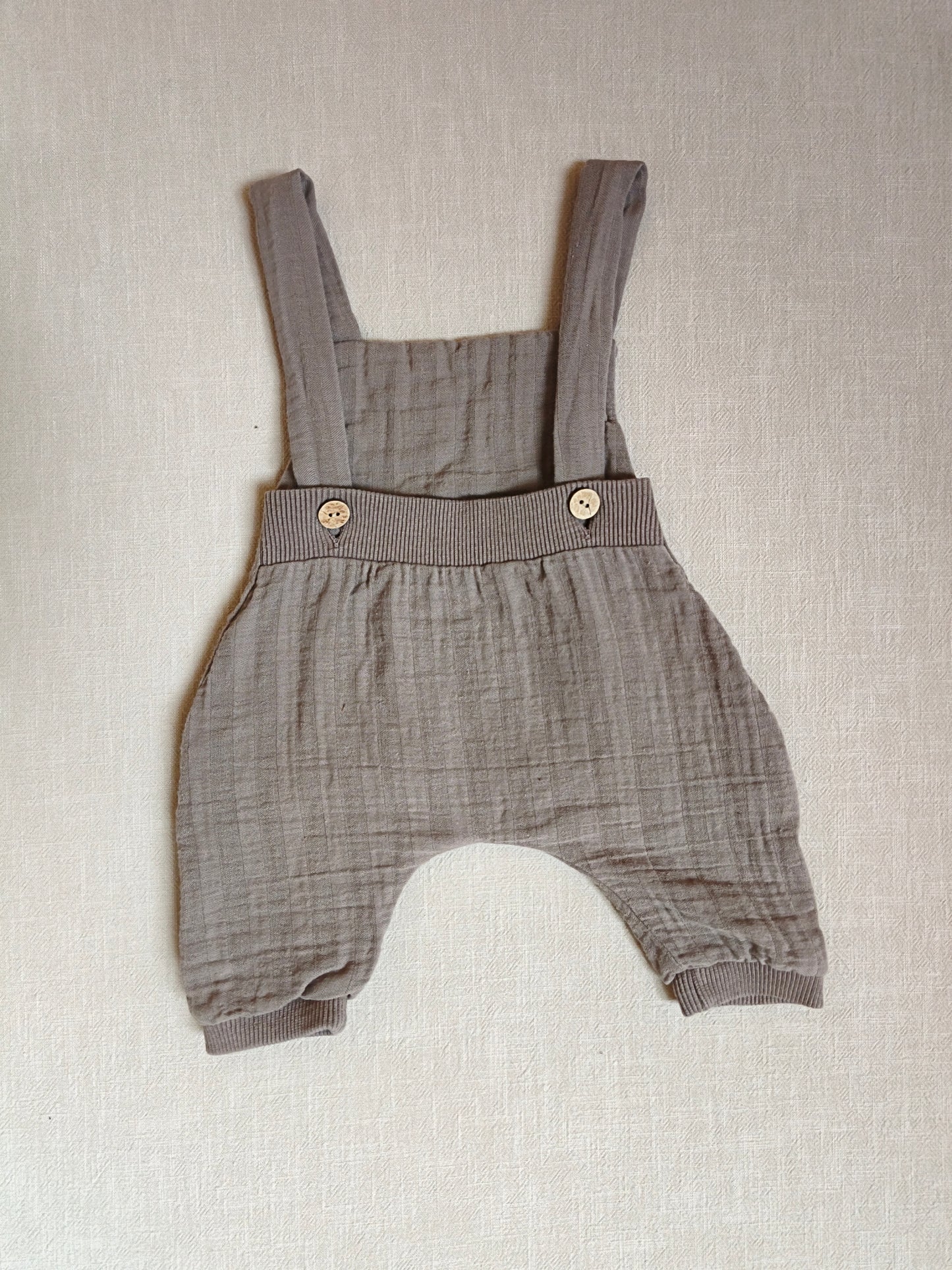 Baby Latzhose Musselin Praline Gr.0M
