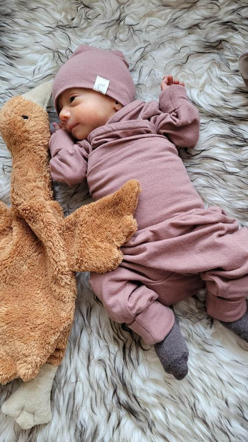 Beanie Kaschmir-Mix - Puder: Handgefertigte, weiche Beanie-Mütze aus Kaschmir-Mix, ideal für kühlere Tage, schützt den Kopf komfortabel, passt unter Helme und Kapuzen. Erstausstattung Baby