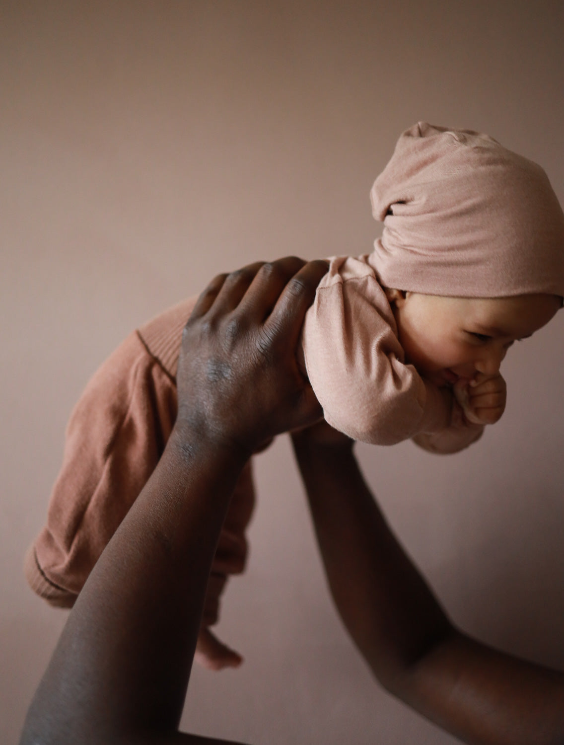 Beanie Kaschmir-Mix - Puder, eine weiche, leichte Mütze aus Kaschmir-Mix, ideal für kühlere Tage. Perfekt unter Helmen und Kapuzen, handgefertigt in Berlin für Babys, Kinder und Erwachsene. Erstausstattung Baby