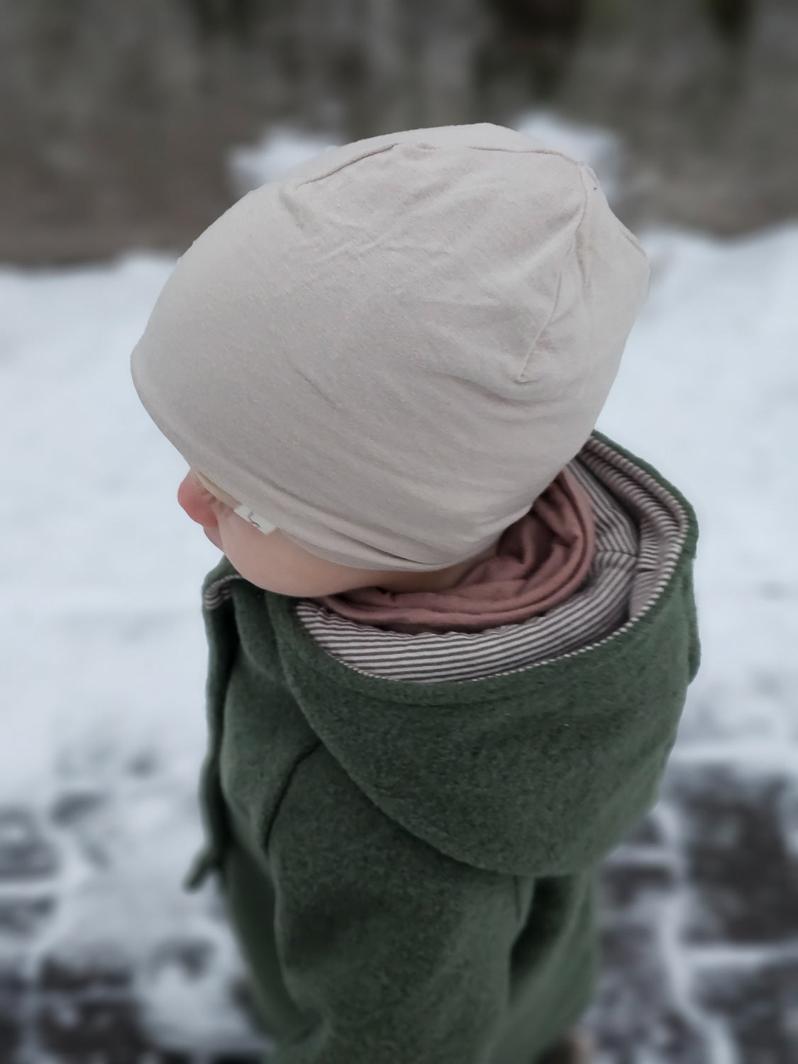 Beanie Kaschmir-Mix - Sand, eine weiche, handgefertigte Mütze aus Kaschmir-Micromodal-Mix, ideal für alle Jahreszeiten, schützt den Kopf komfortabel ohne Druck, passend unter Helme und Kapuzen.