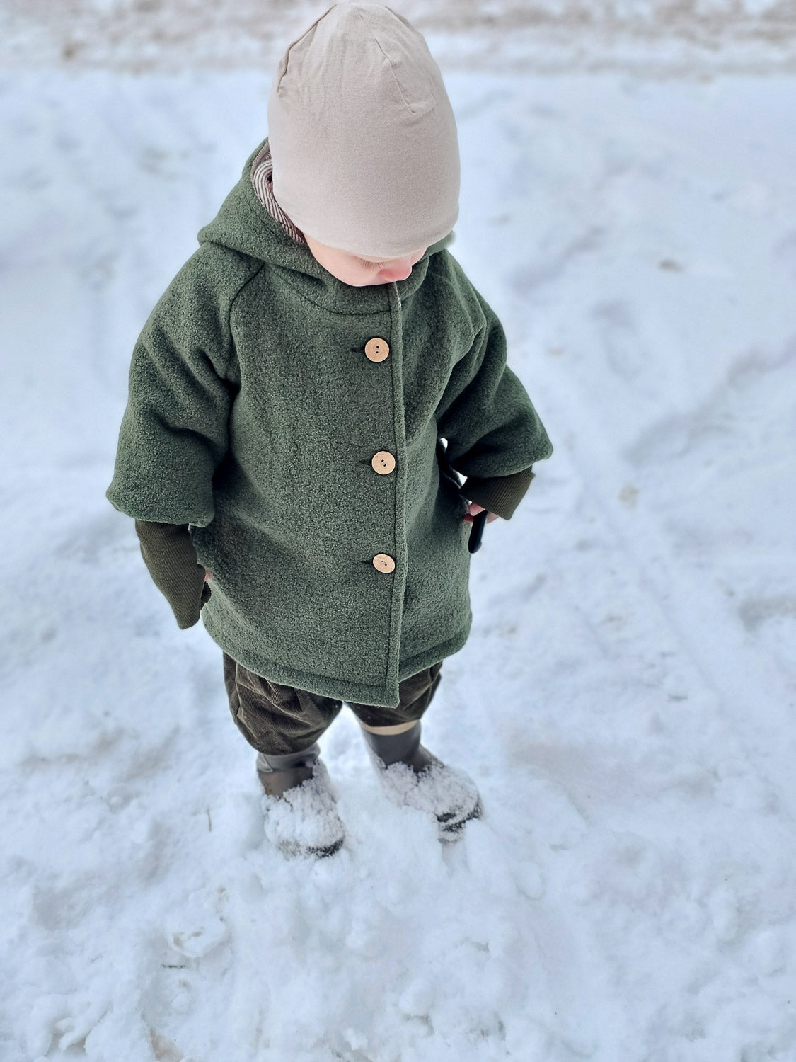 Beanie Kaschmir-Mix - Sand, handgefertigt in Berlin, zeigt sich als leichte, superweiche Mütze aus Kaschmir-Micromodal-Mix, ideal für alle Jahreszeiten und bequem unter Helmen tragbar.