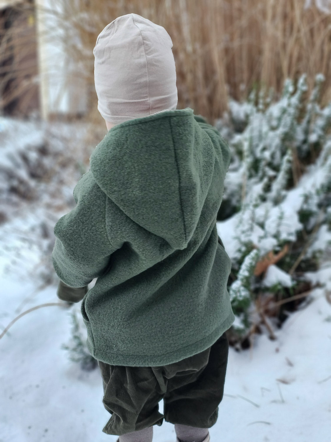 Beanie Kaschmir-Mix - Sand: Weiche, leichte Beanie-Mütze aus Kaschmir-Micromodal-Mix, ideal für kühle Tage, passt unter Helme und Kapuzen. Handgefertigt in Berlin. Perfekt für alle Altersgruppen.