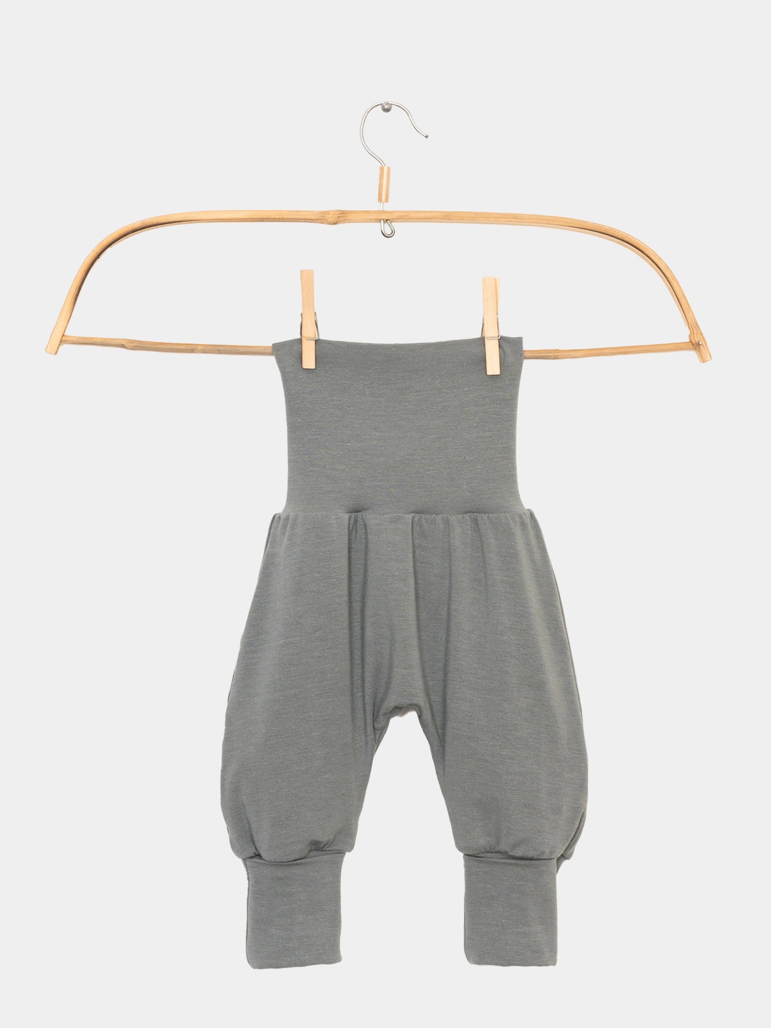 Babyknicker Kaschmir-Mix - Taube: Kinderhose in Grau mit hoher, dehnbarer Taille, tiefem Schritt und engen Knöchelbündchen, gefertigt aus weichem Strickstoff, ideal für Komfort und Wärme.